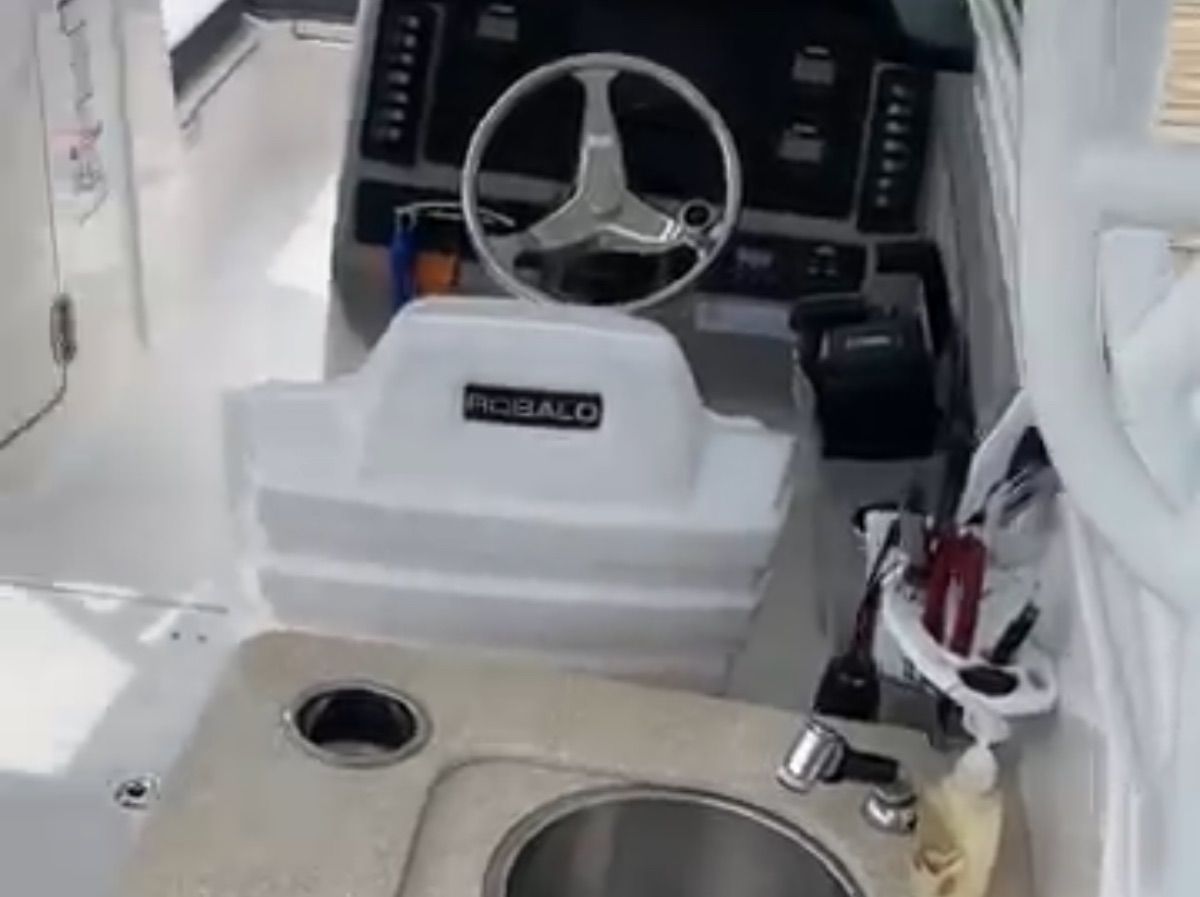 2018 Robalo R247 Dual Console - 9