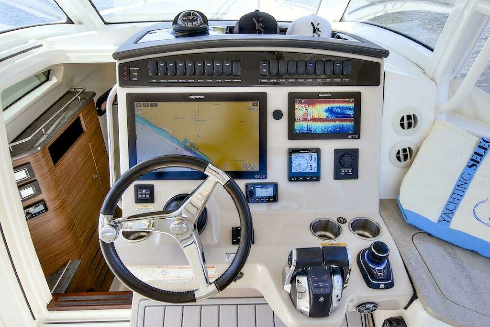 2019 Boston Whaler 350 Realm - Image 16