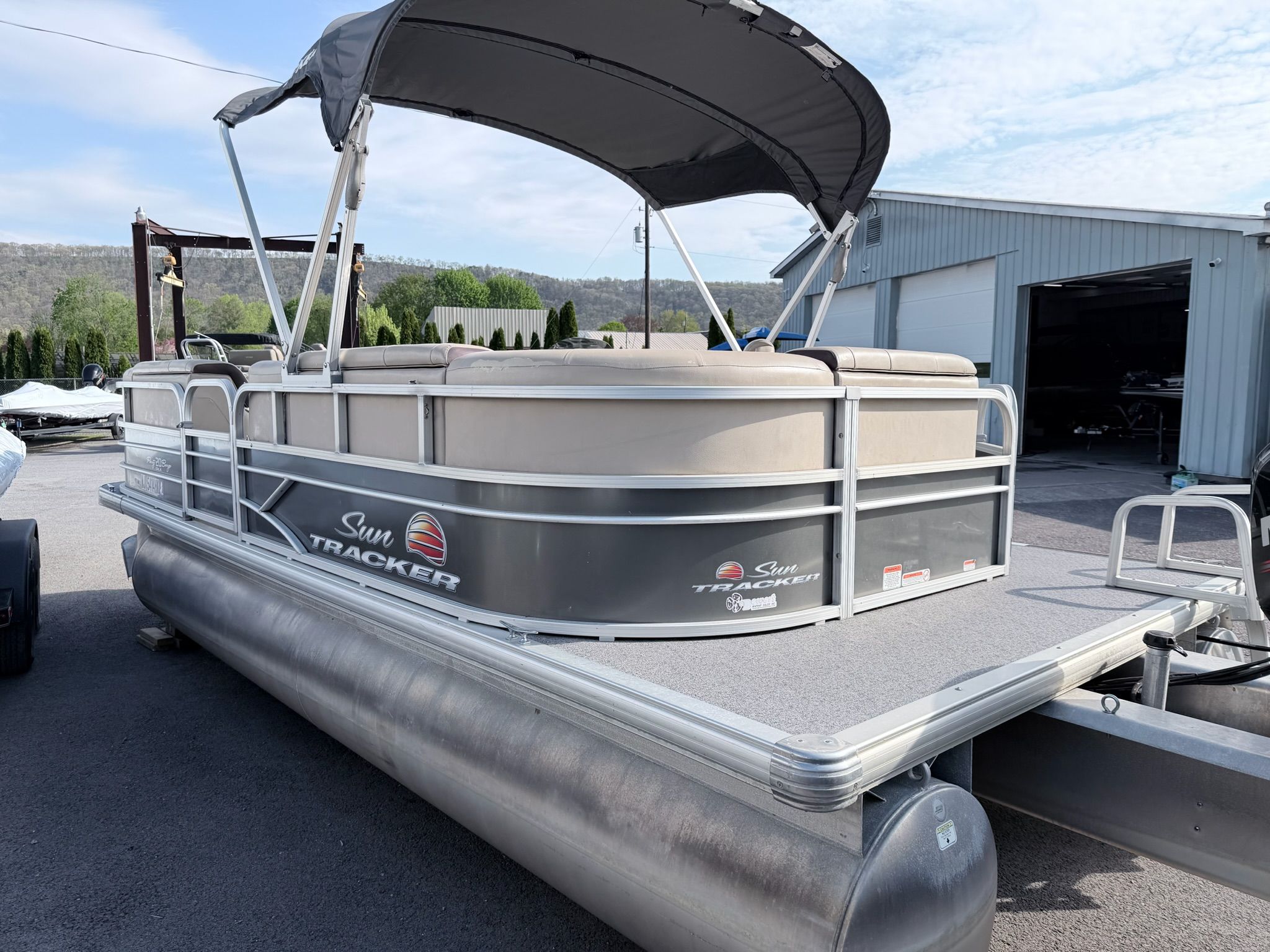 2018 Sun Tracker Party Barge 20 DLX - 15