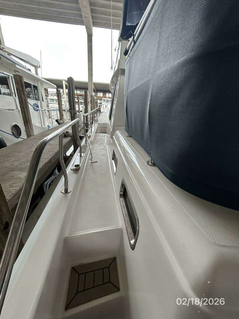 2004 Mainship 430 - Image 11