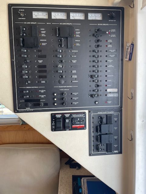 1999 Mainship 390 Trawler - 32