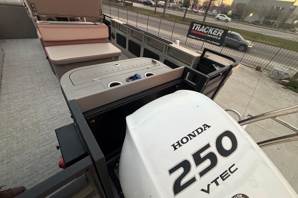 2022 Apex Marine 8524 Pro Fish N Cruise with Honda 250 VTEC engine.