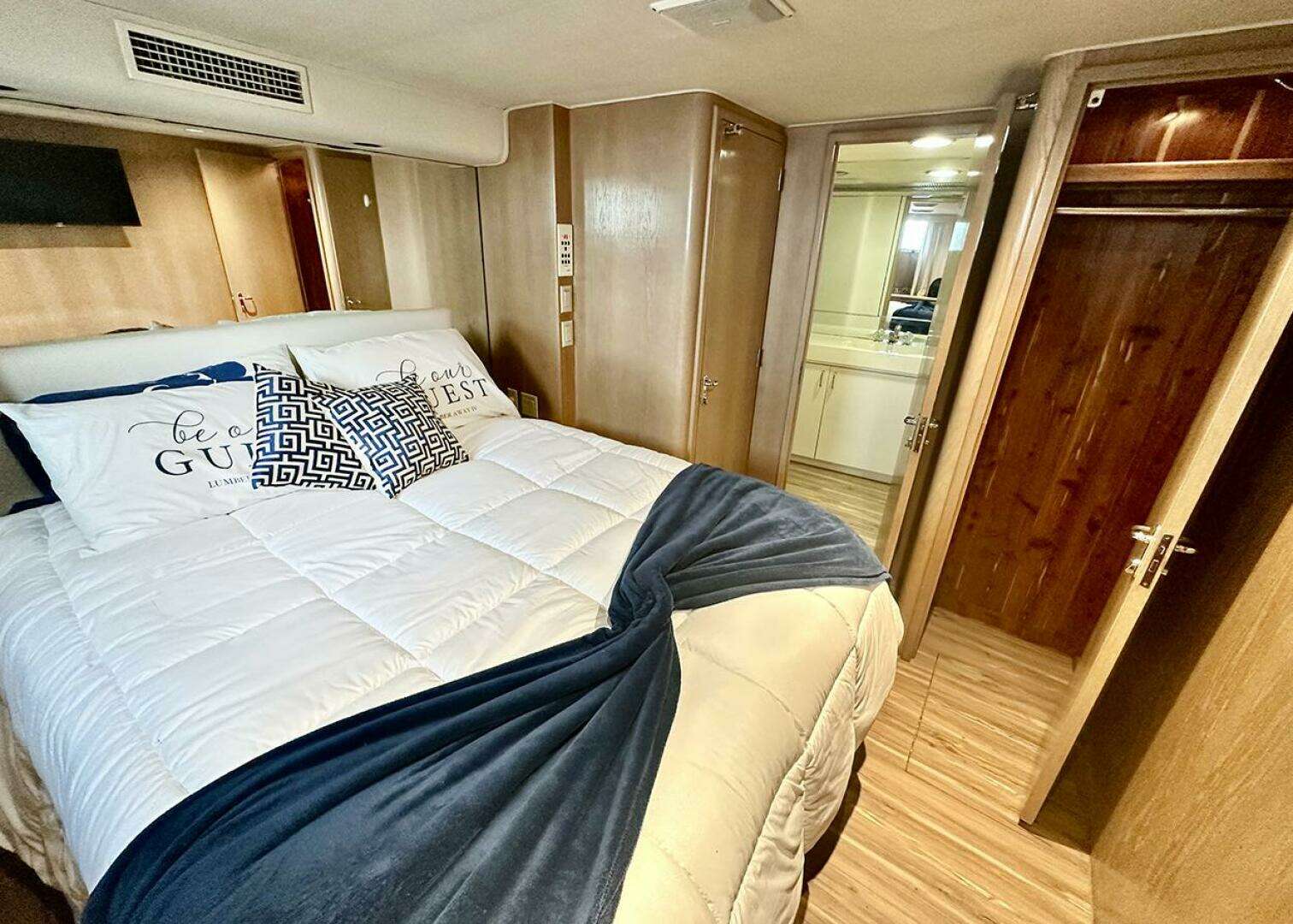 1994 Hatteras Cockpit Motoryacht - Image 6