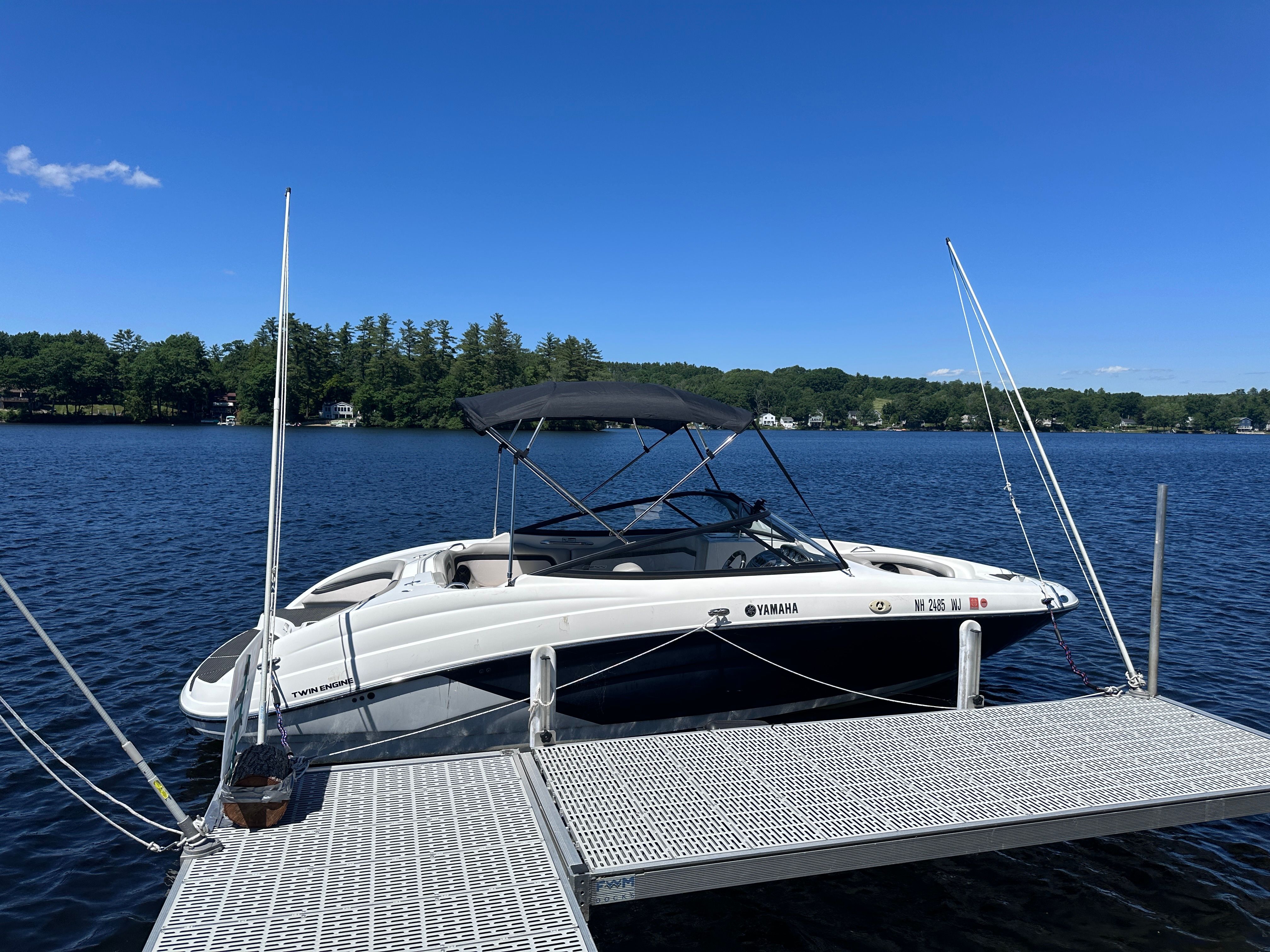 2010 Yamaha 212SS boat docked on a lake.