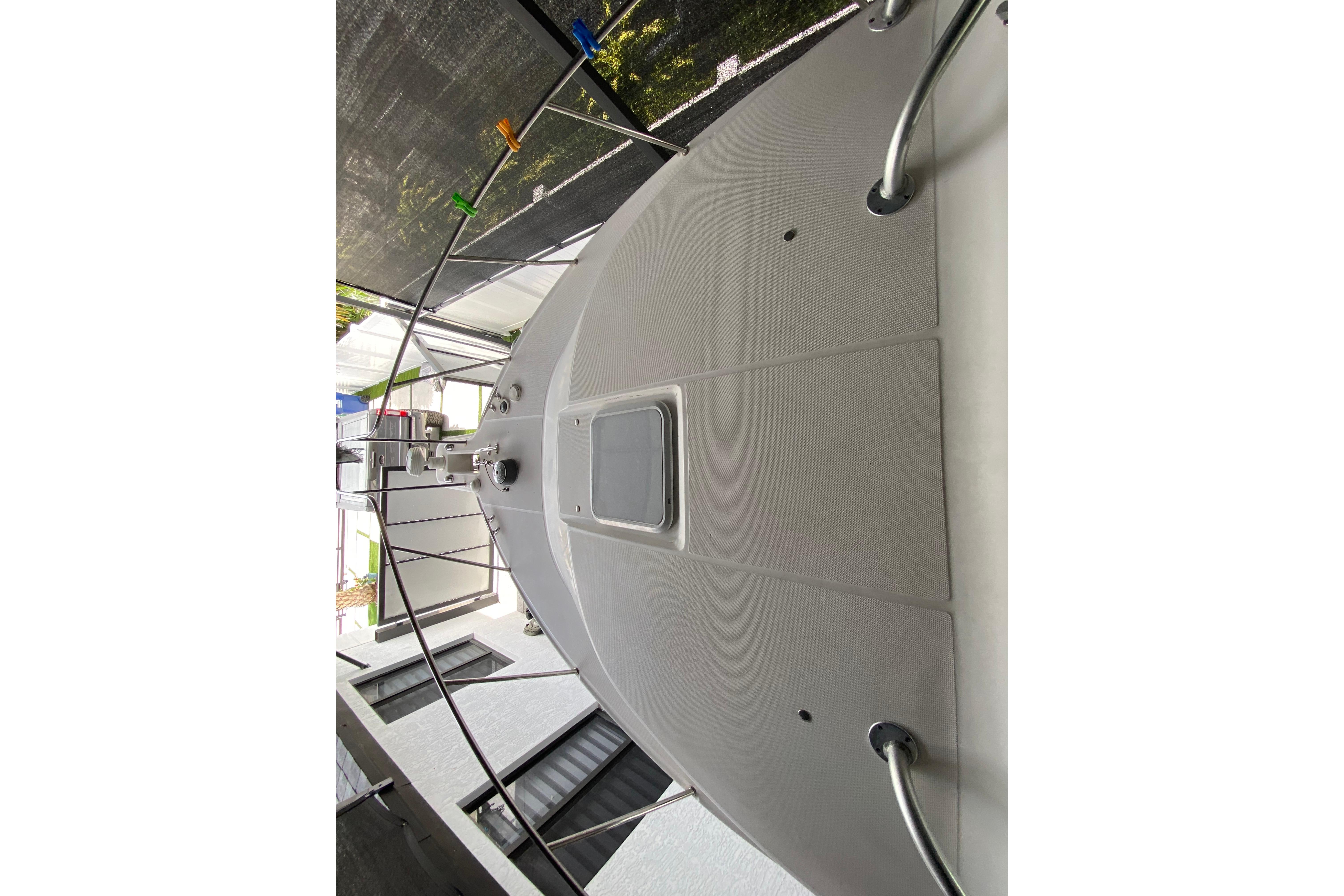 2005 Wellcraft 290 Coastal boat deck, featuring sleek design and sturdy railings.