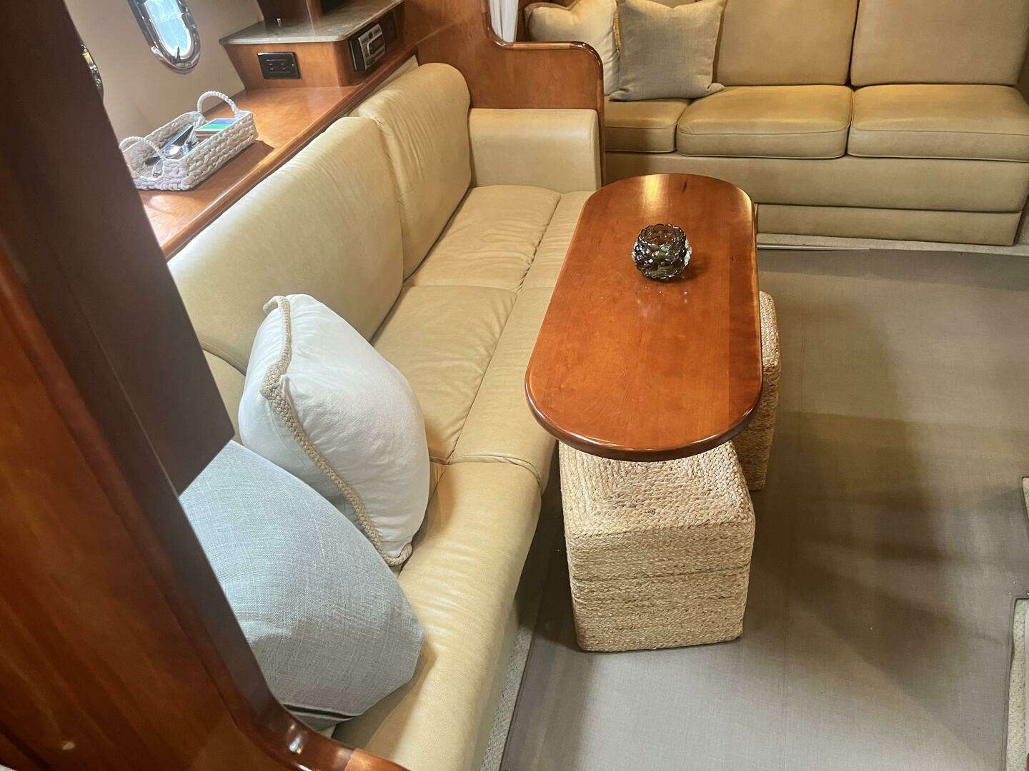 2008 Cruisers Yachts 390 Sport Coupe - Image 22