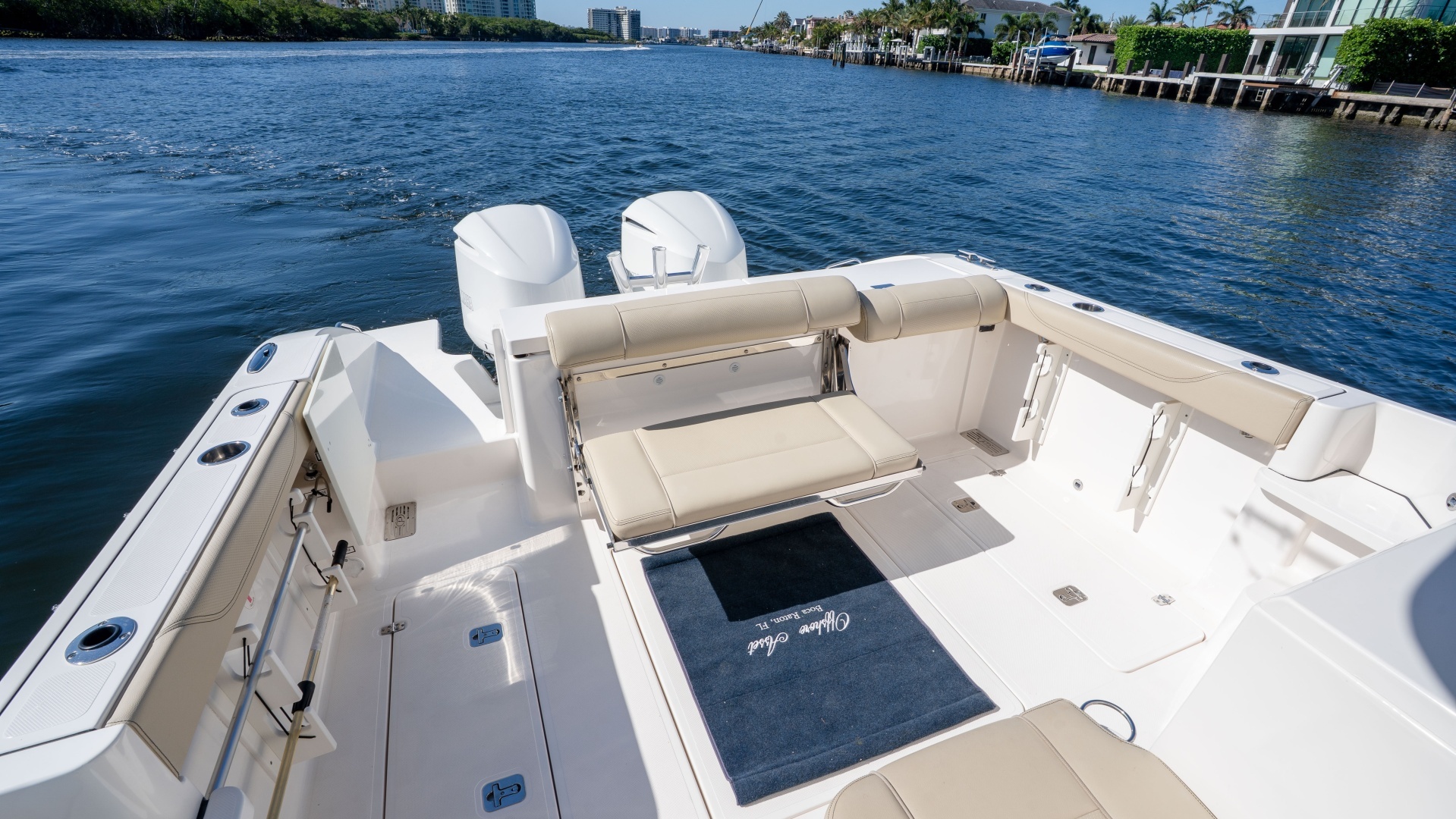 2018 Pursuit 325 OS - Image 14