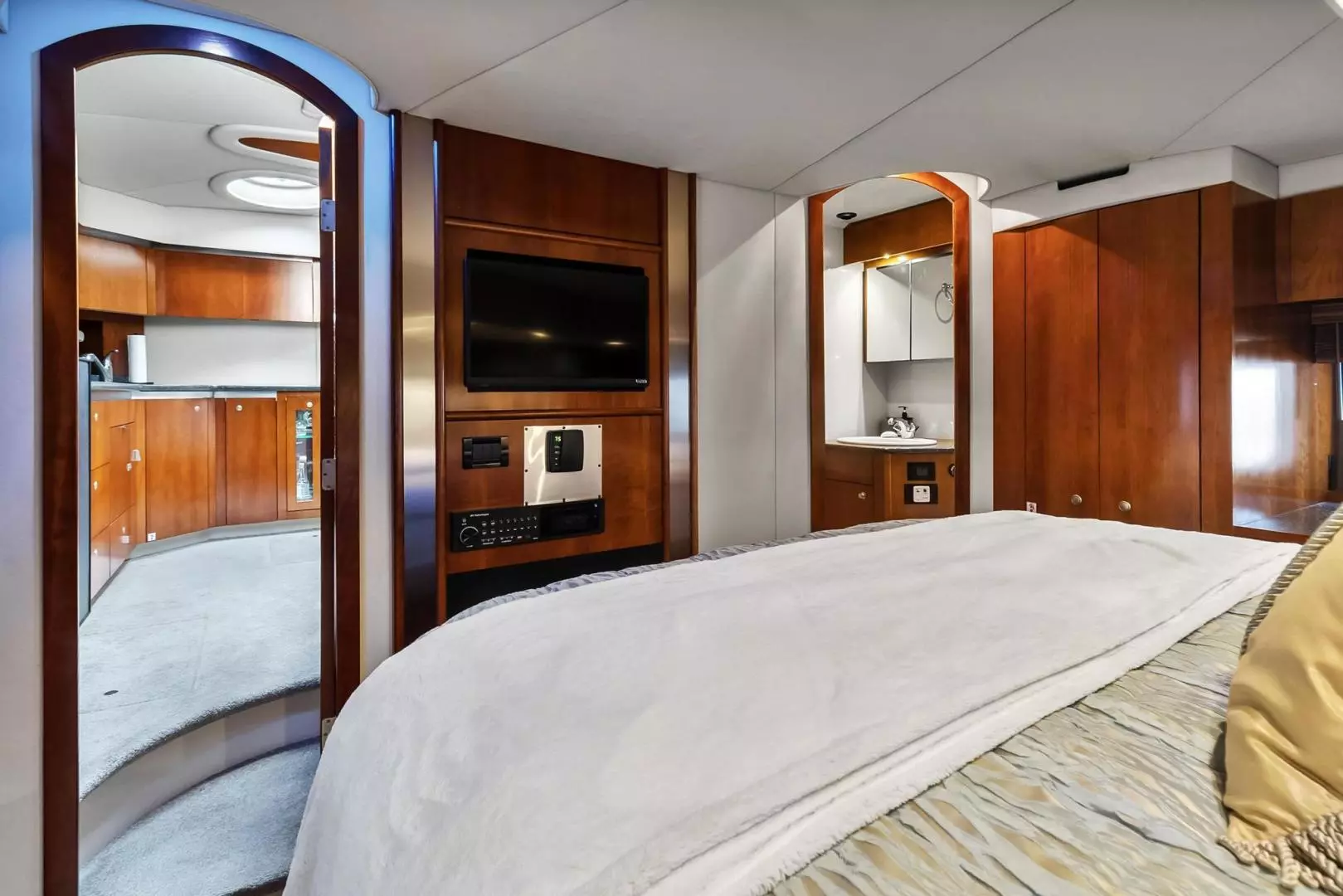 2007 Cruisers 520 Express - Image 26