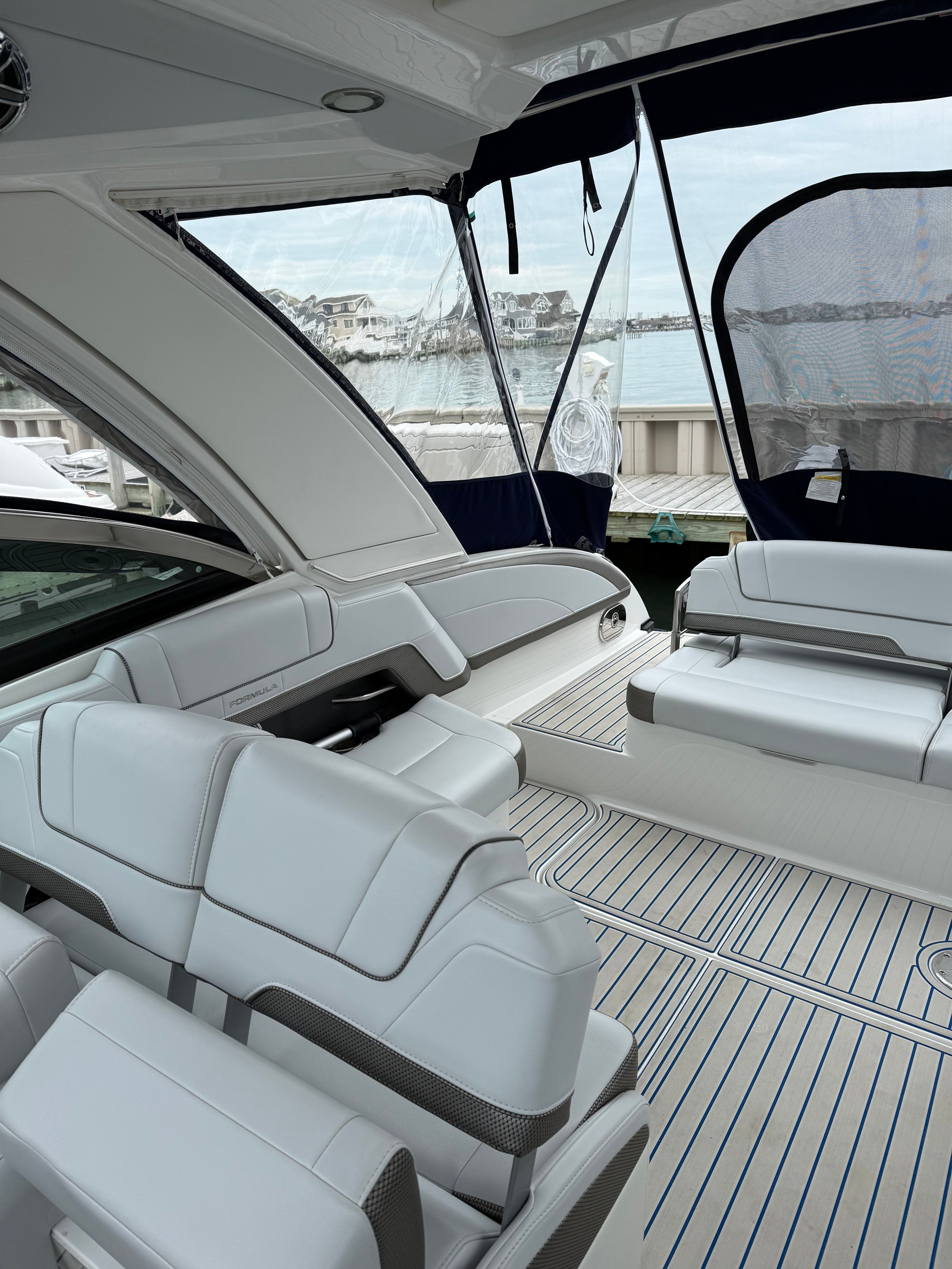 2024 Formula 330 Crossover Bowrider OB - 11