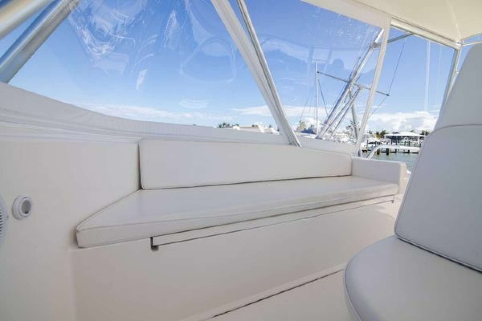 2007 Viking 52 Convertible - Image 8