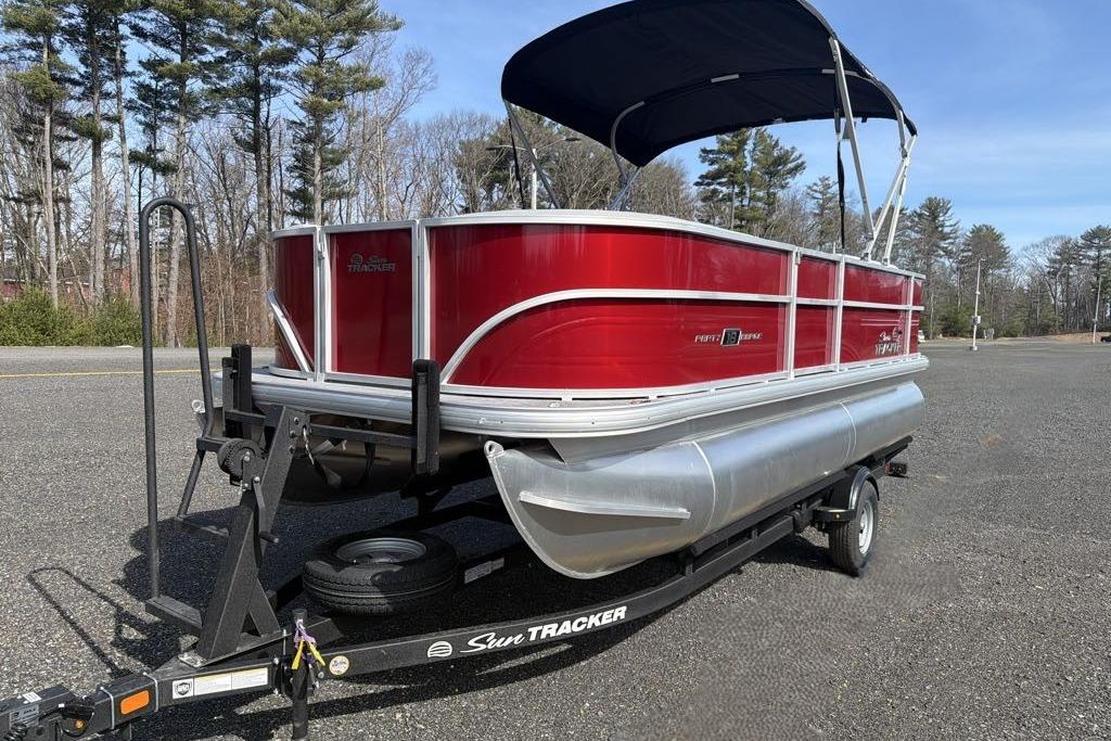 2026 Sun Tracker Party Barge 18 DLX
