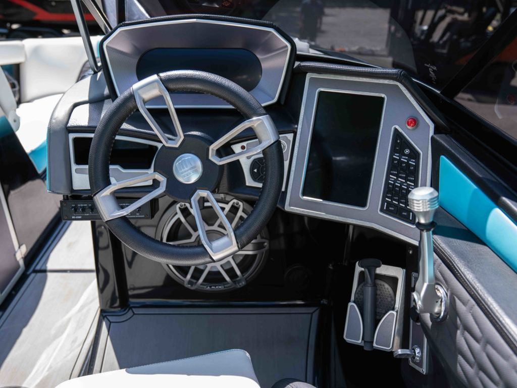 2019 MasterCraft X24 - 12