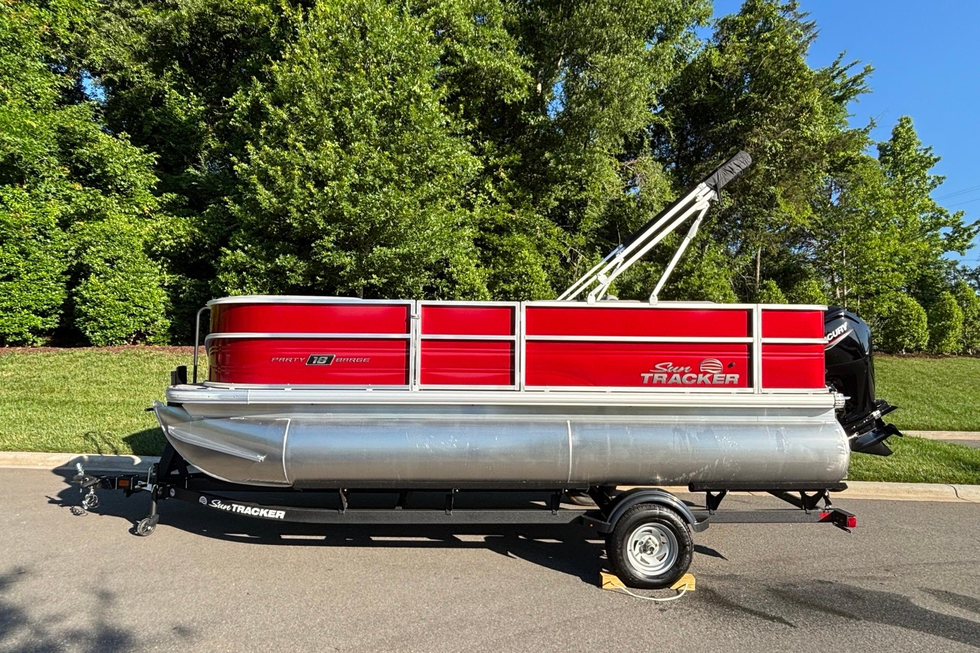 2026 Sun Tracker Party Barge 18 DLX