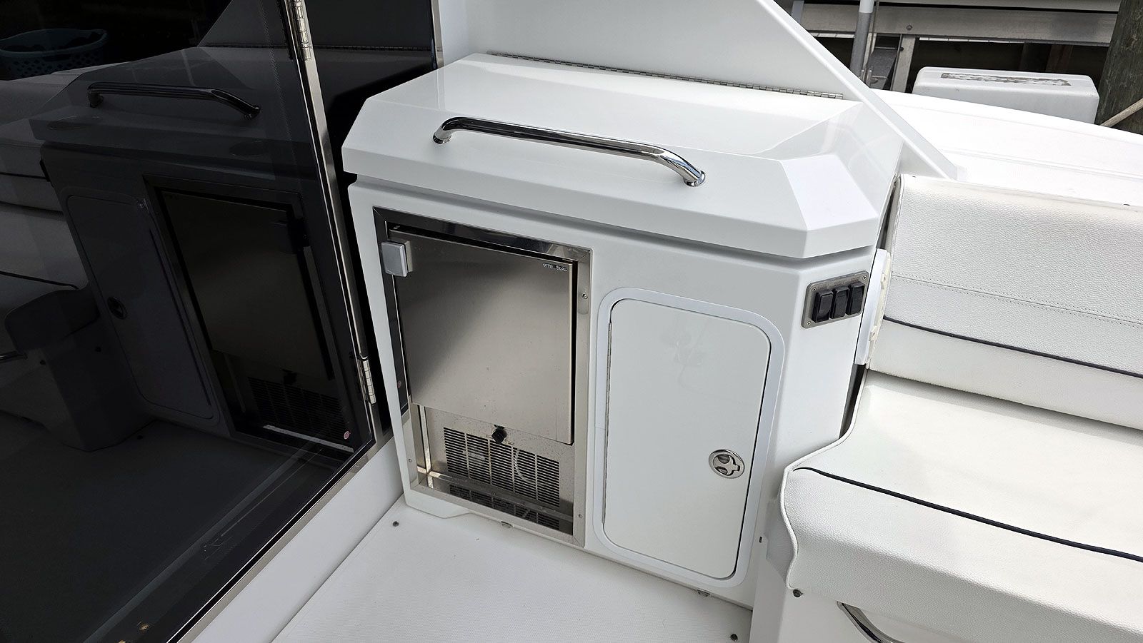 Cockpit Ice maker and Cleaning Station