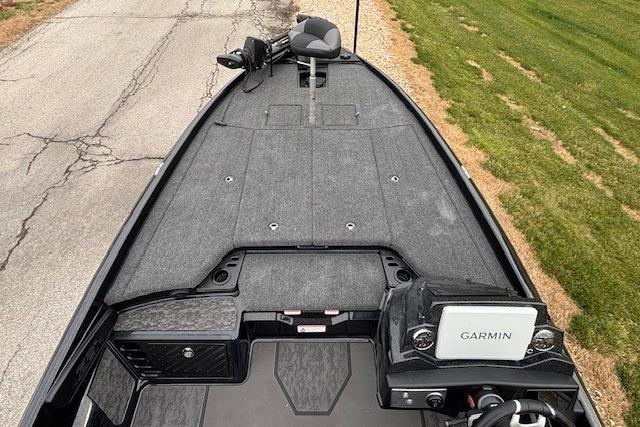 2026 Nitro Z21 XL Pro boat with Garmin navigation, featuring spacious deck and modern design.