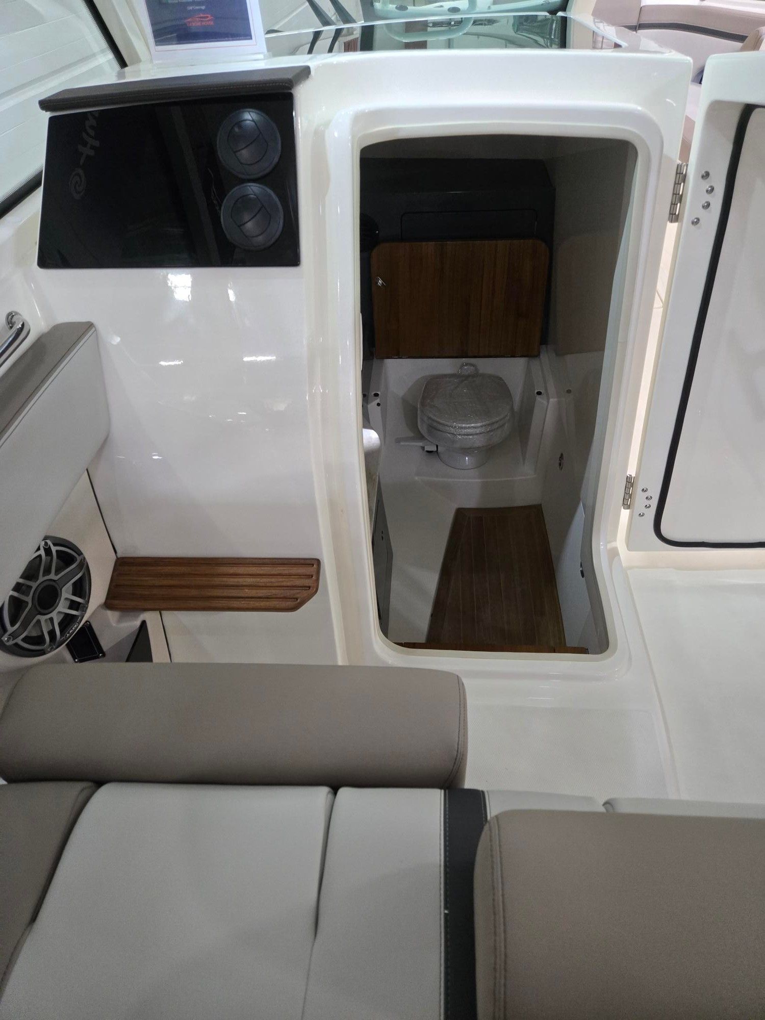 2026 Boston Whaler 330 Vantage - 21