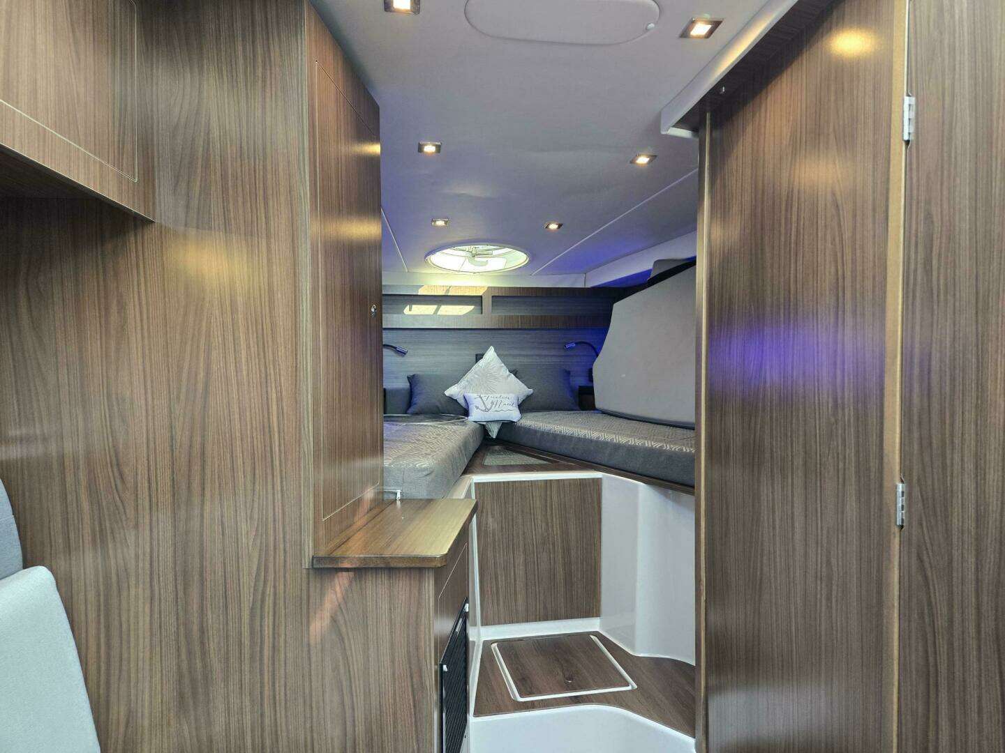 2020 Four Winns V355 Coupe OB - Image 18