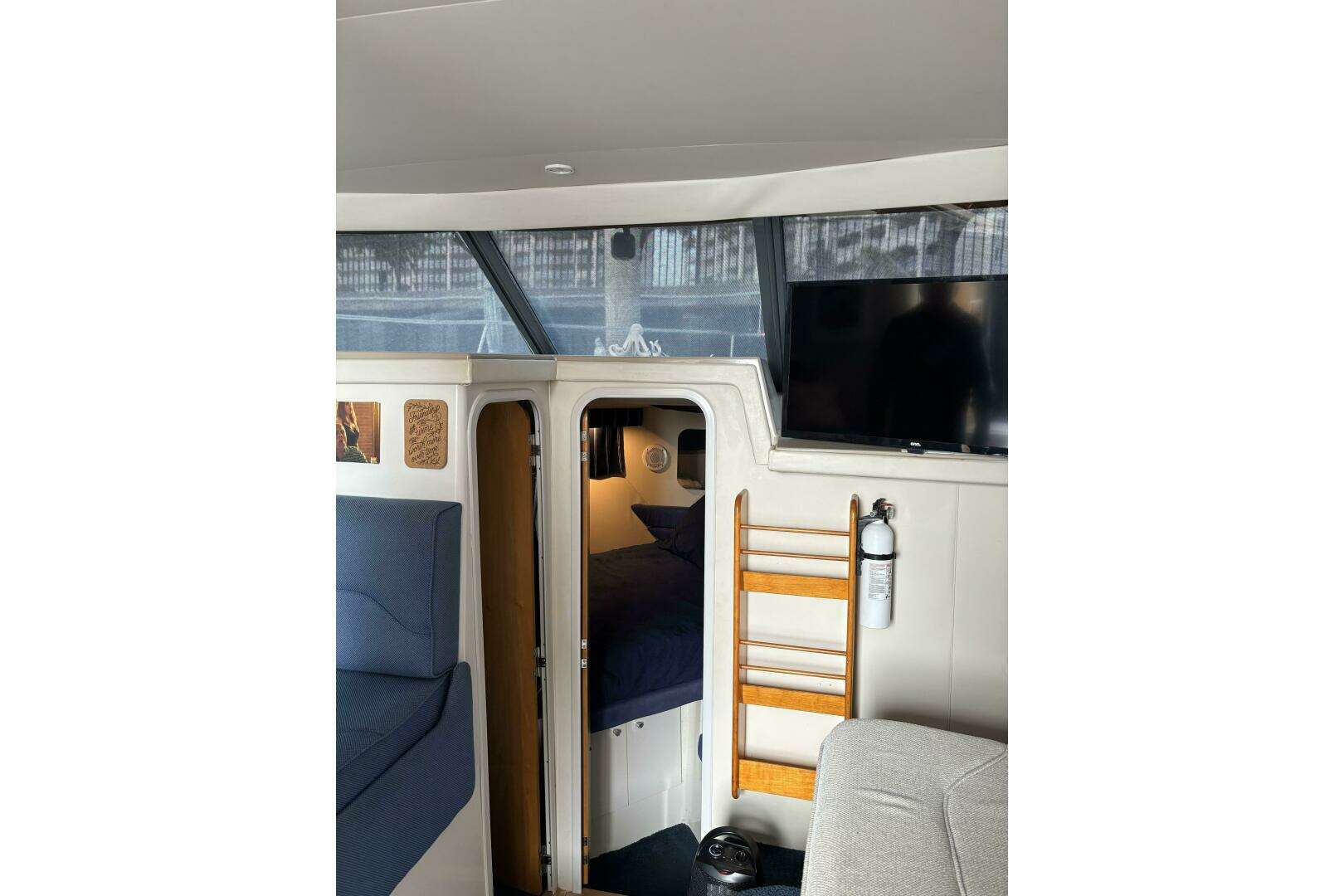 1996 Carver 320 Voyager - Image 46