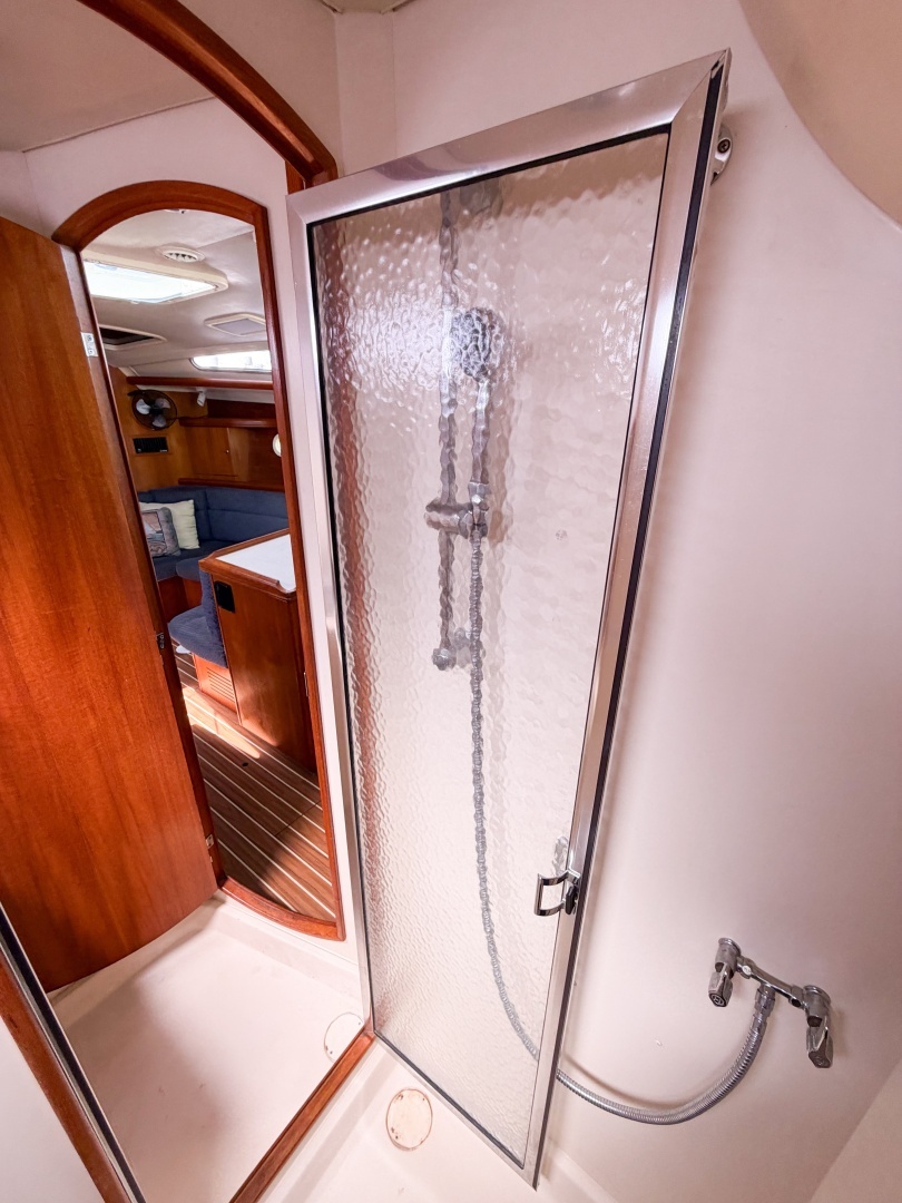2005 Hunter 36 - Image 57