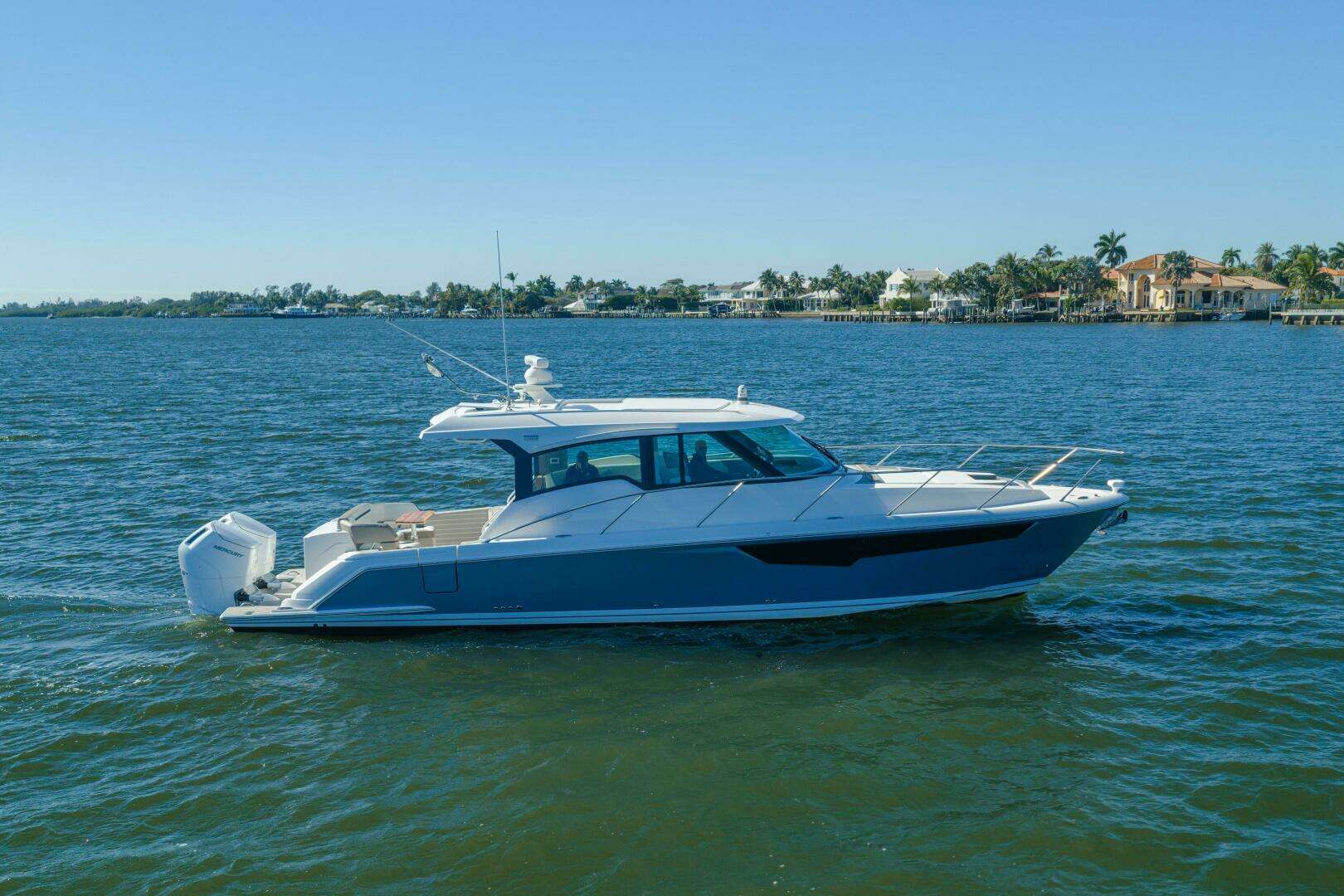 2025 Tiara Yachts 43 LE - Image 3