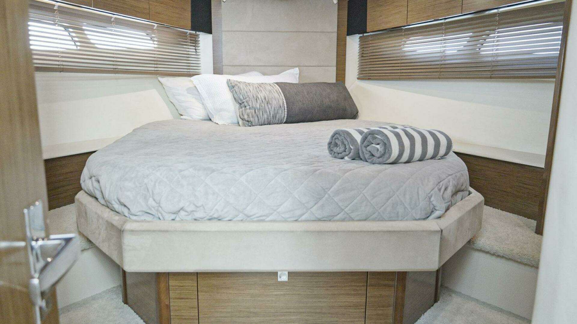 2014 Cruisers Yachts 45 Cantius - Image 66