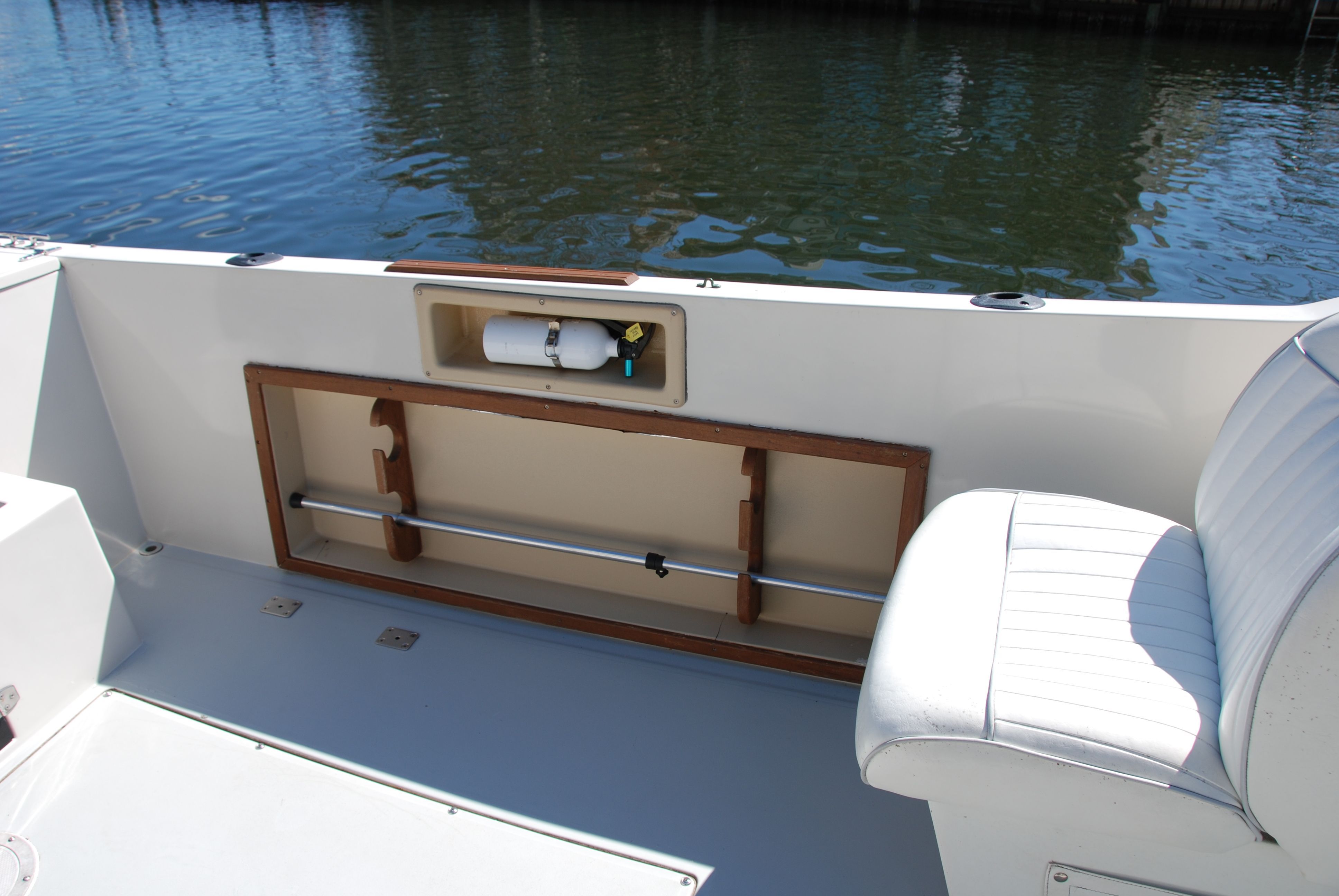 The image shows the cockpit of a 1987 Wellcraft V-20 Steplift with white seating.