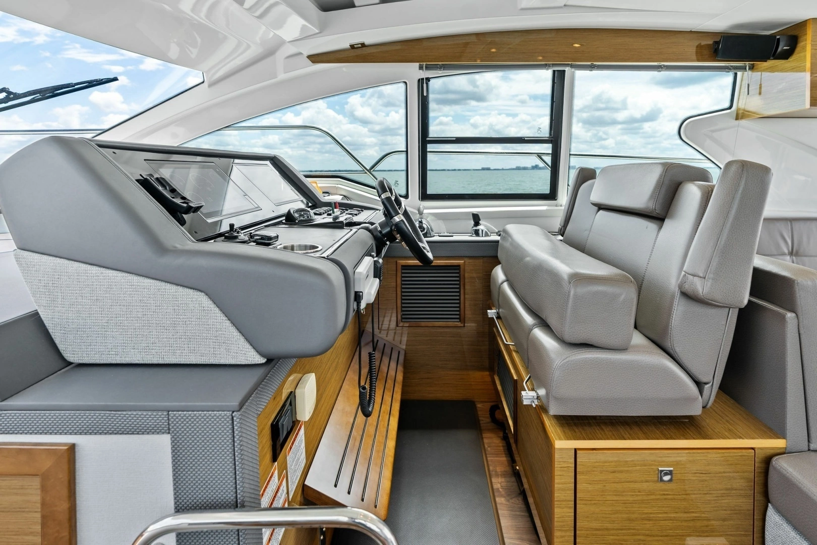 2019 Cruisers Yachts 42 Cantius - Image 22