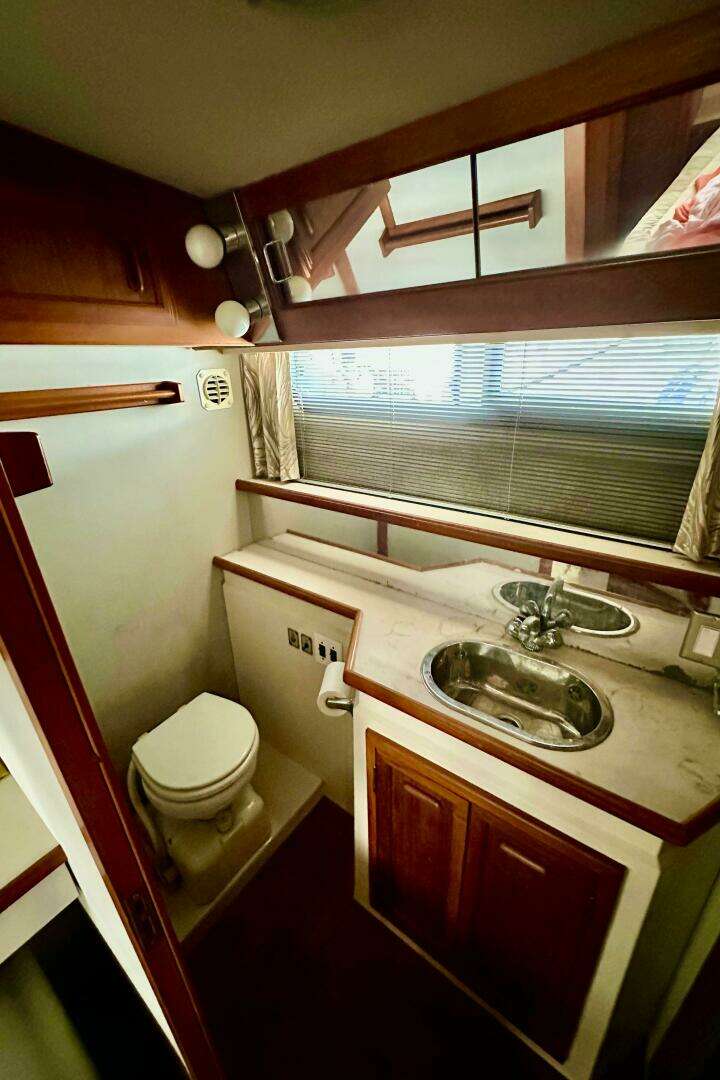 1991 Carver 3807 Aft Cabin - Image 34