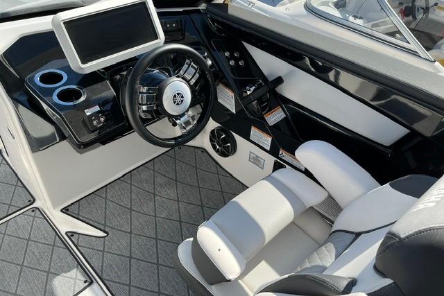 2021 Yamaha Boats 275SD cockpit with modern steering, touchscreen, and comfortable seating.