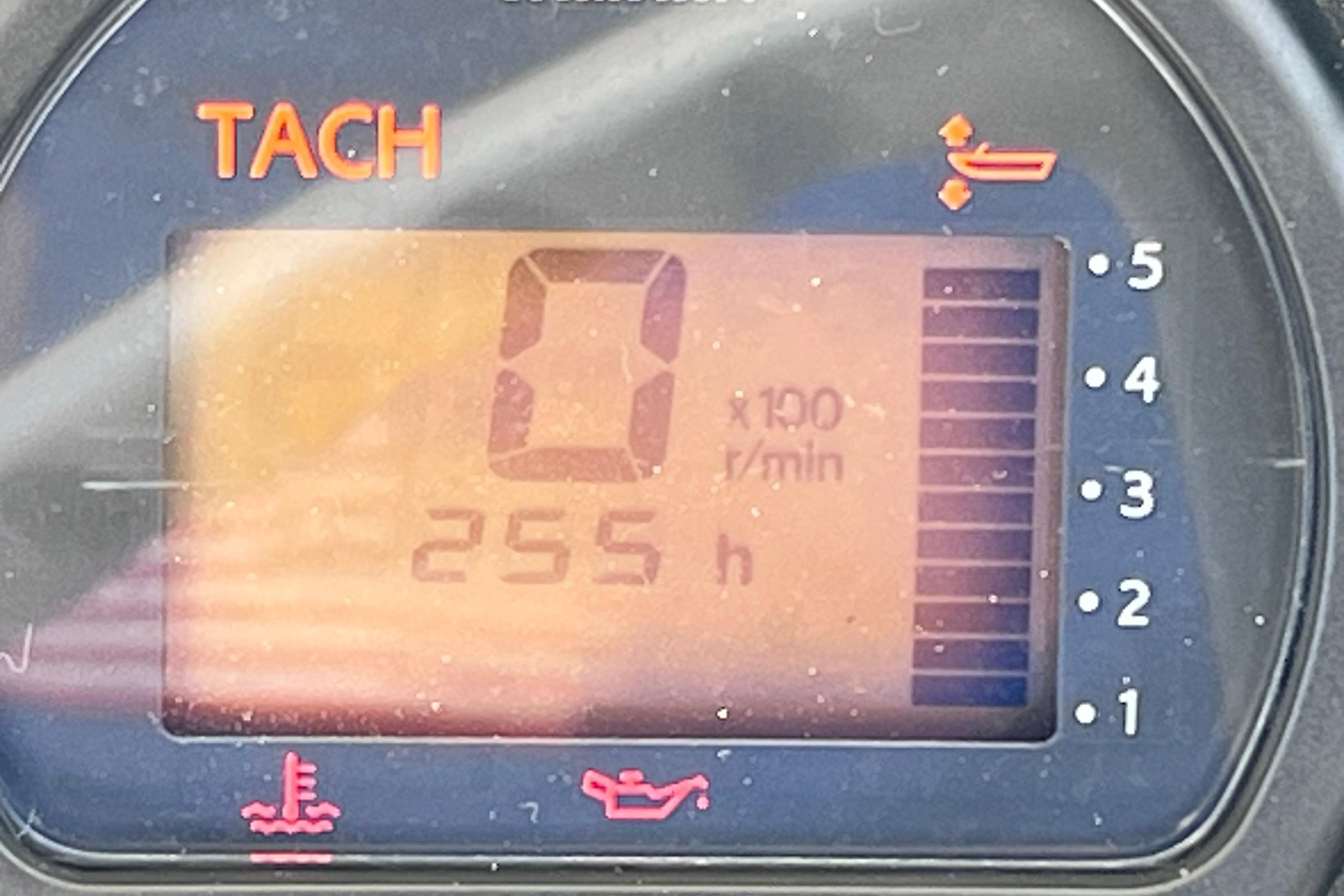 Tachometer display of 2004 Pursuit 2870 Walkaround showing 255 hours.