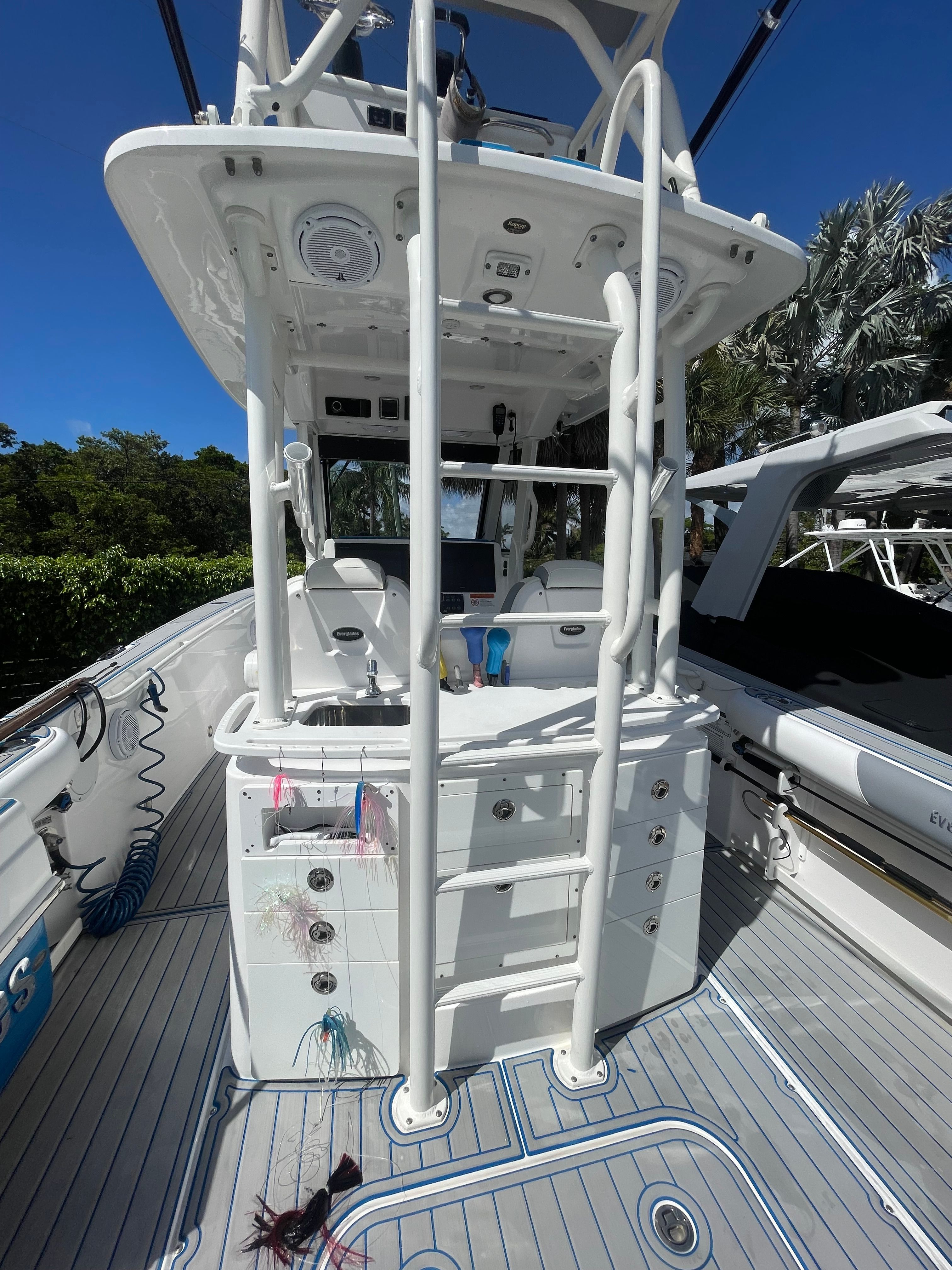 2017 Everglades 325 Center Console - 63