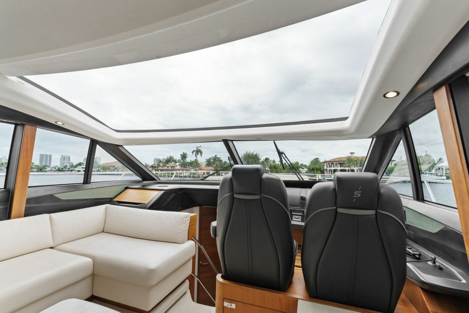 2020 Princess S62 Sportbridge - Image 43