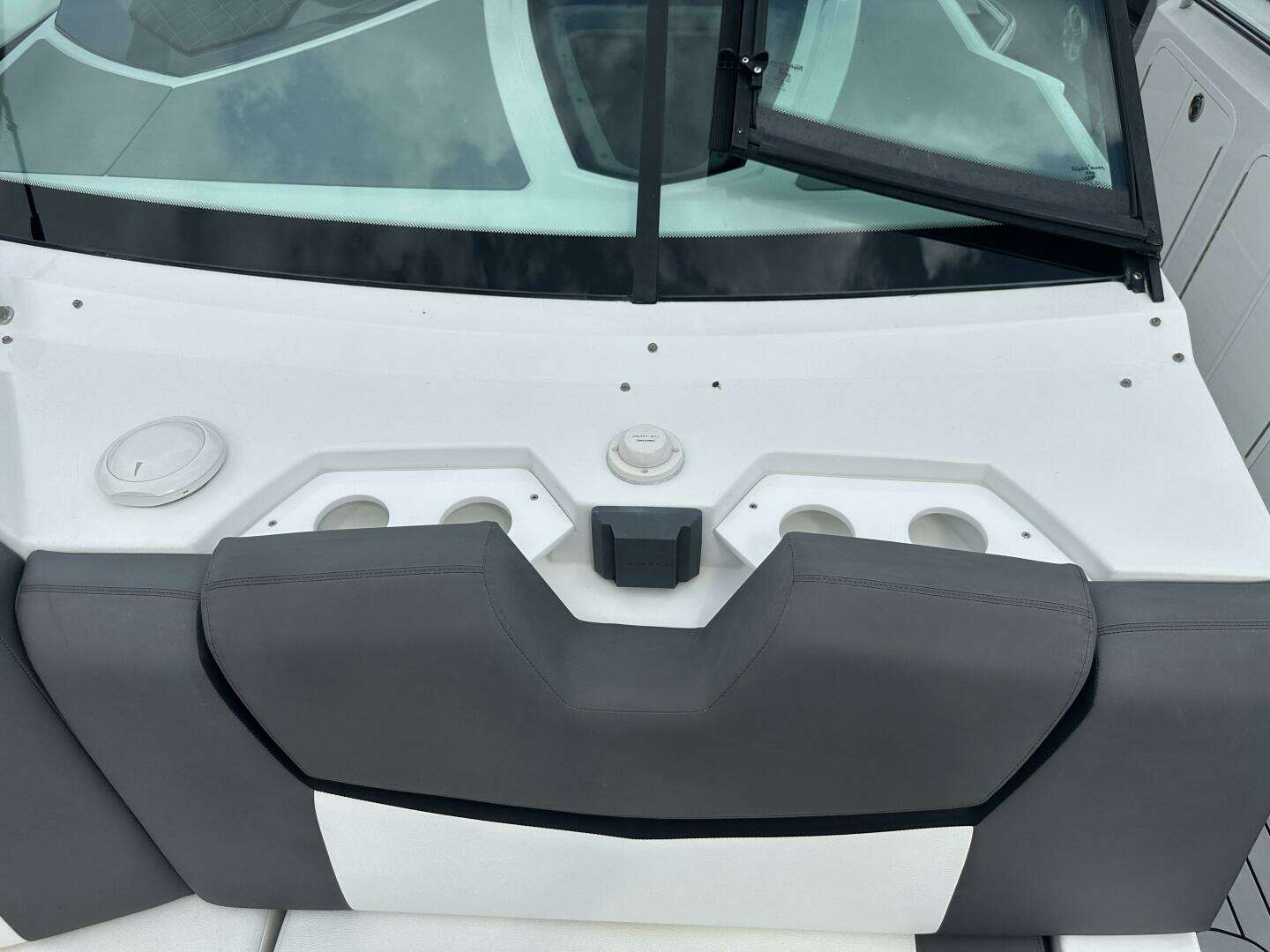 2019 Cruisers Yachts 338 Outboard - Image 16