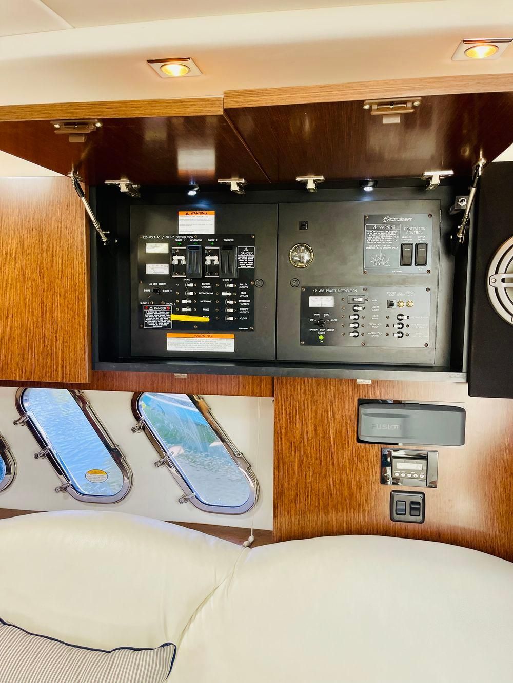 2012 Cruisers Yachts 350 Express - 30