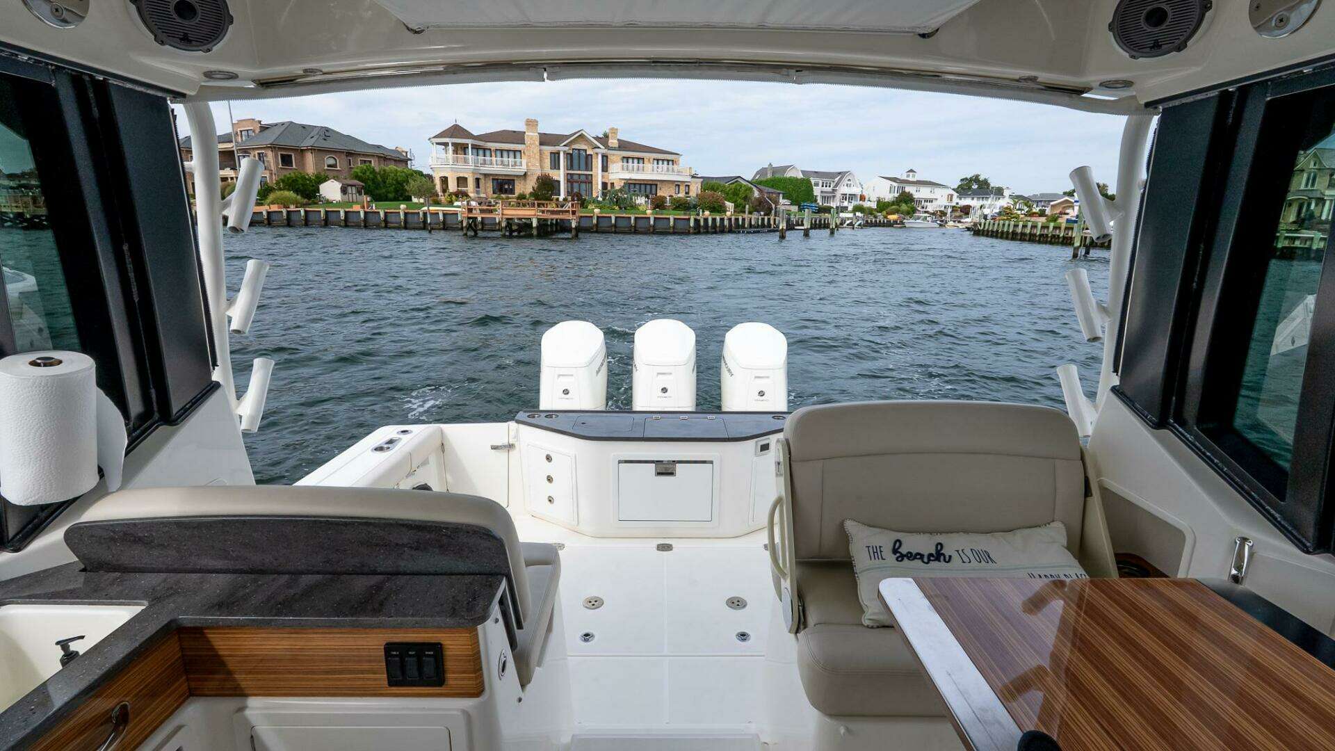 2024 Boston Whaler 405 Conquest - Image 13