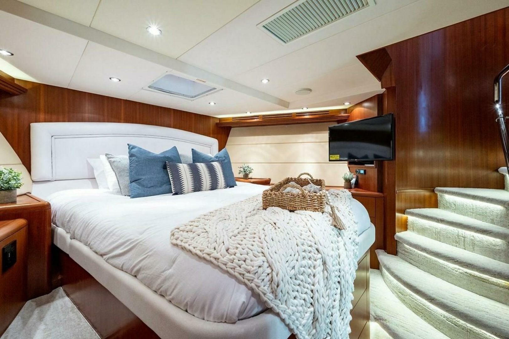 2003 Hatteras 100 Raised Pilothouse - Image 12