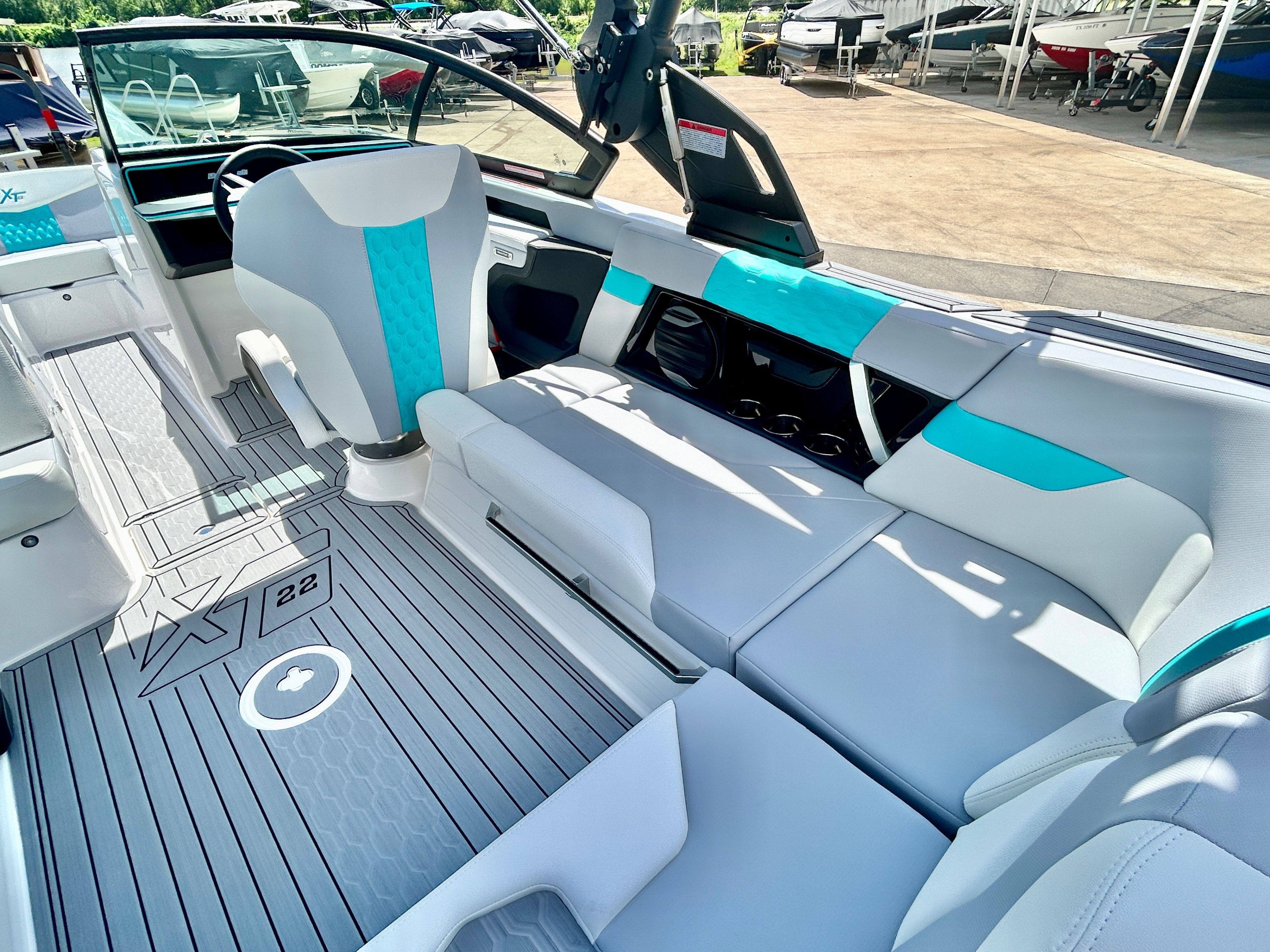 2026 MasterCraft XT22 - 43