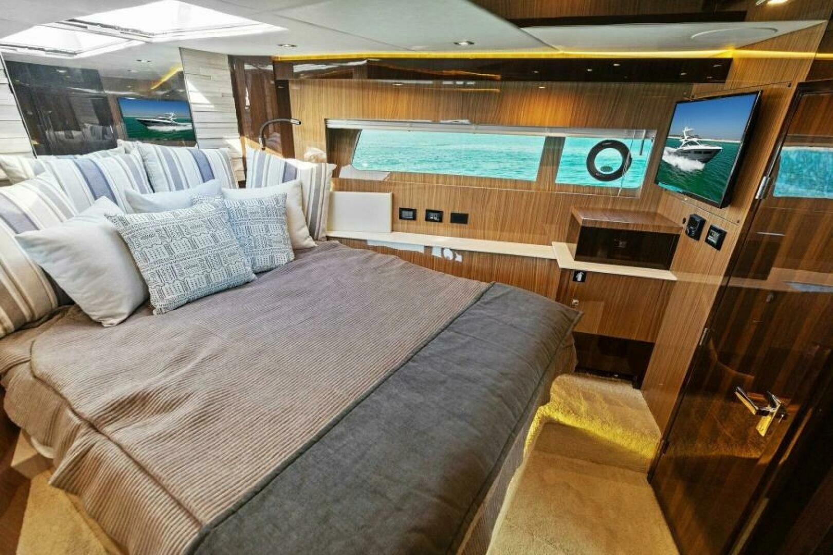 2023 Cruisers Yachts 60 Cantius Fly - Image 25