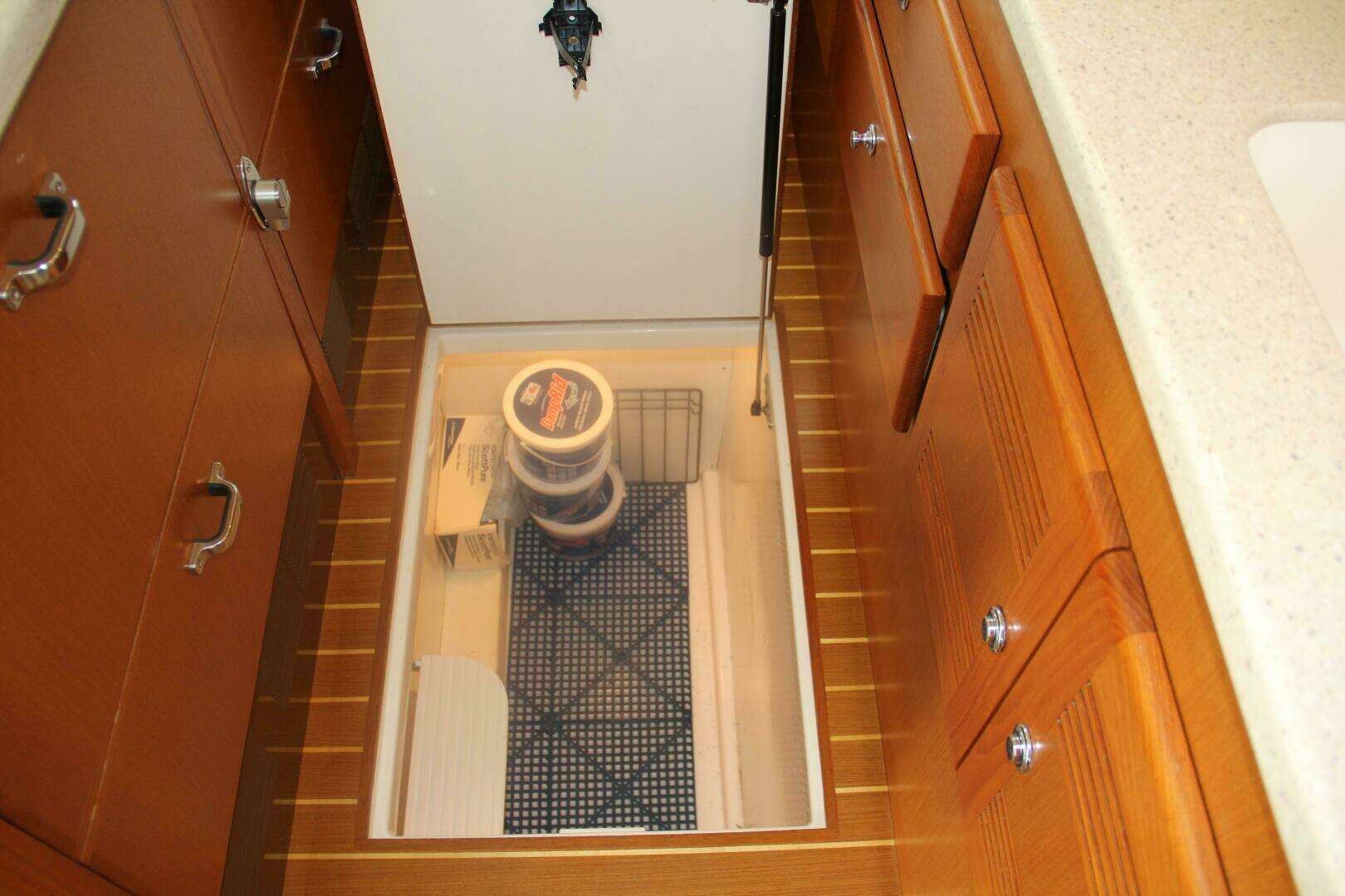 2004 Cabo 48 Flybridge - Image 19