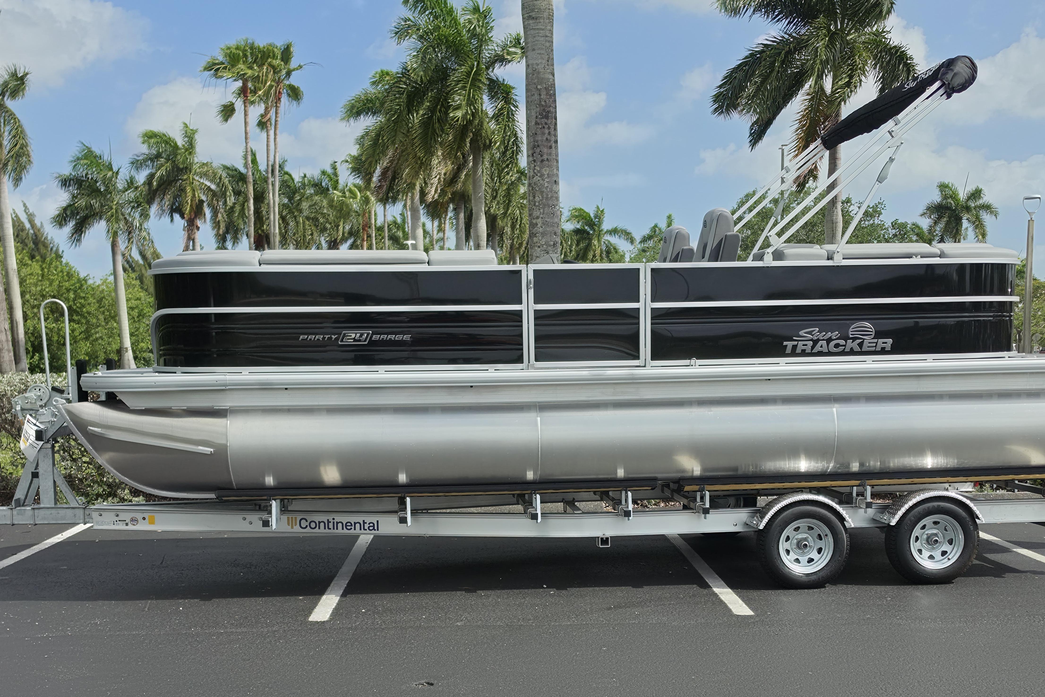 2026 Sun Tracker Party Barge 24 XP3
