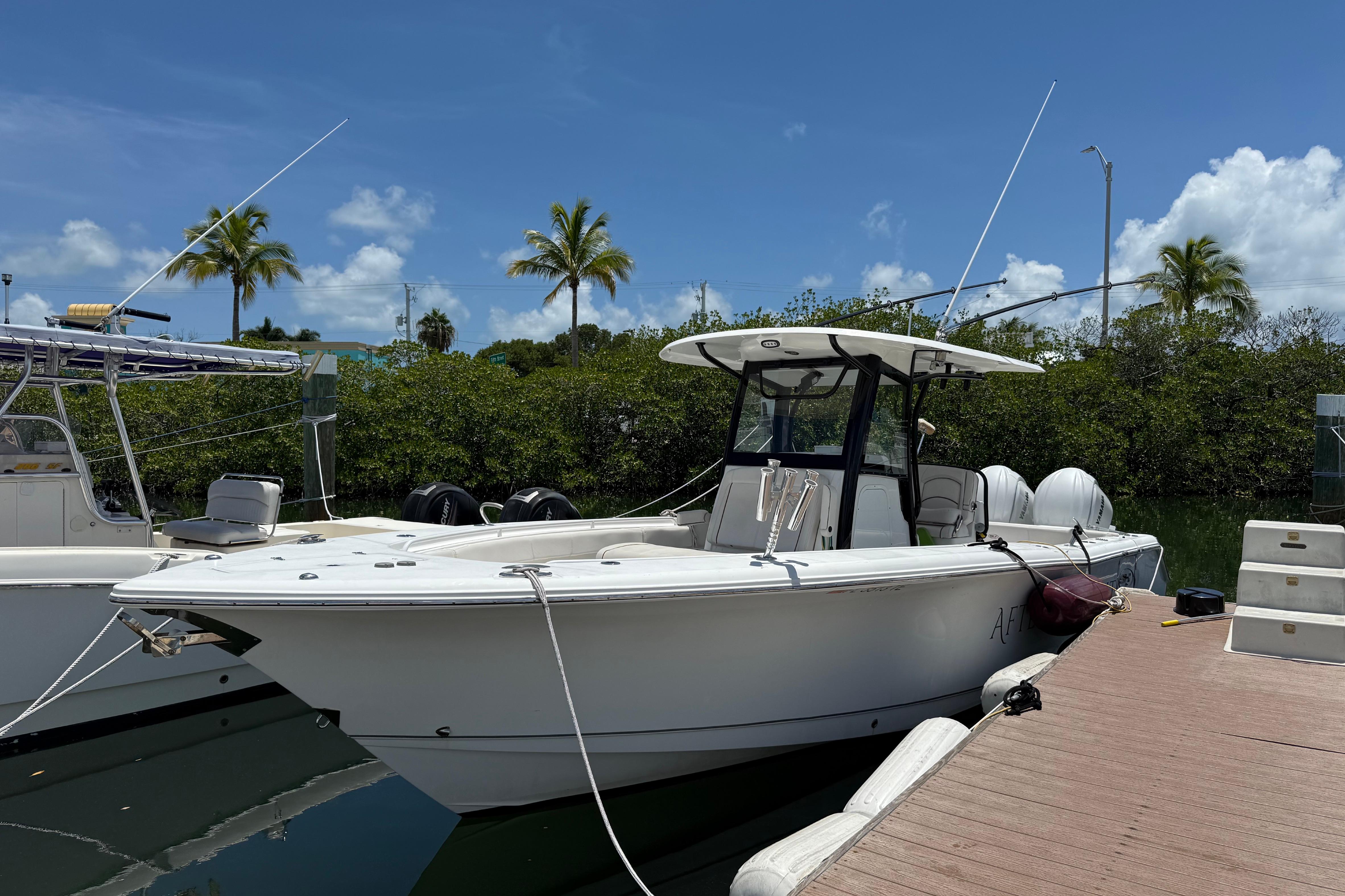 2022 Sea Hunt Gamefish 30 Coffin Box