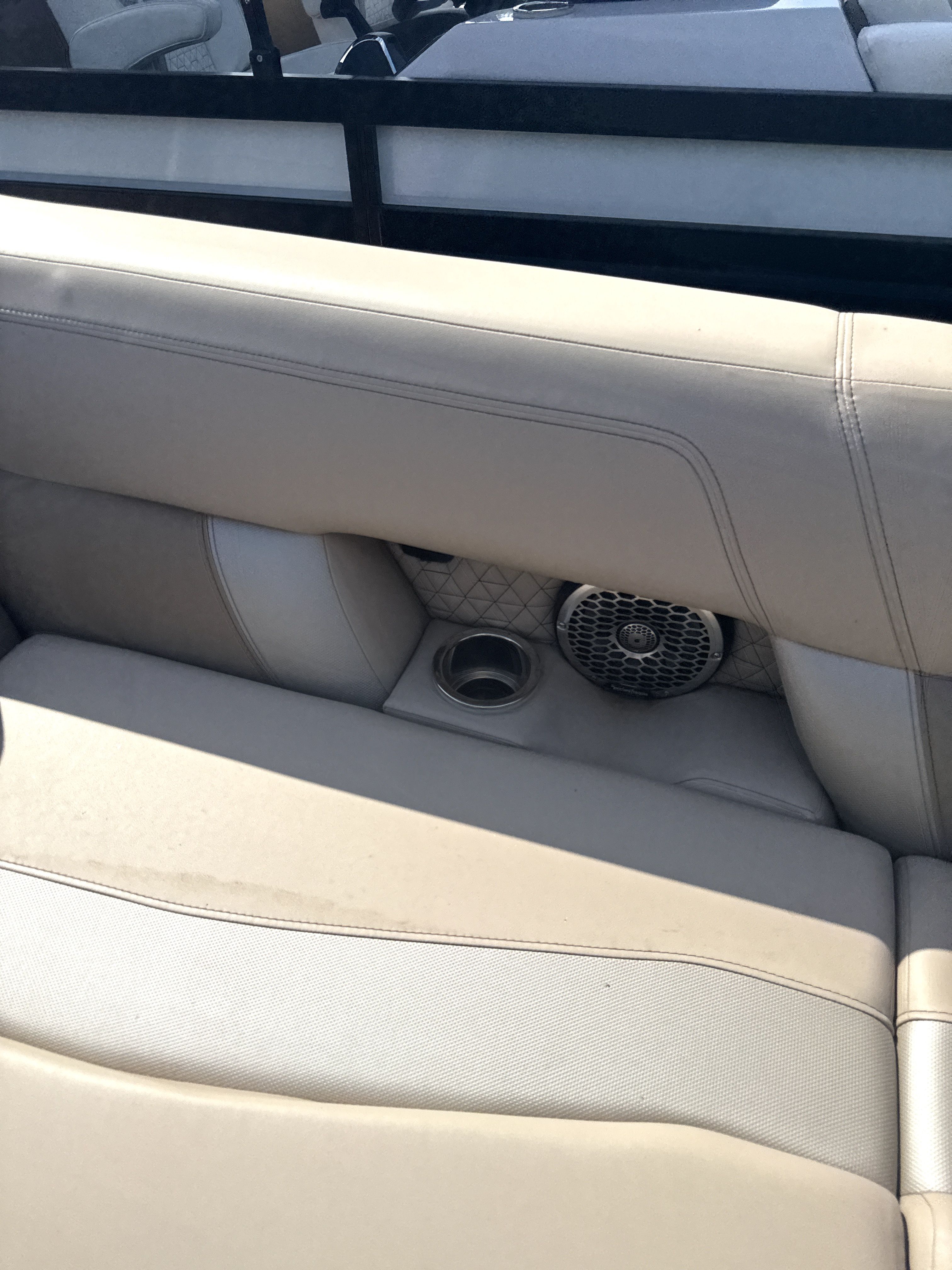 Viaggio Diamante D23S 2023 boat seat with speaker and cup holder.