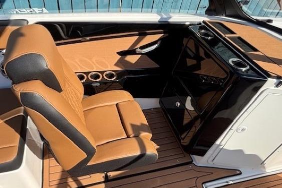 2026 Yamaha Boats 222SE interior with tan leather seating and sleek black console.