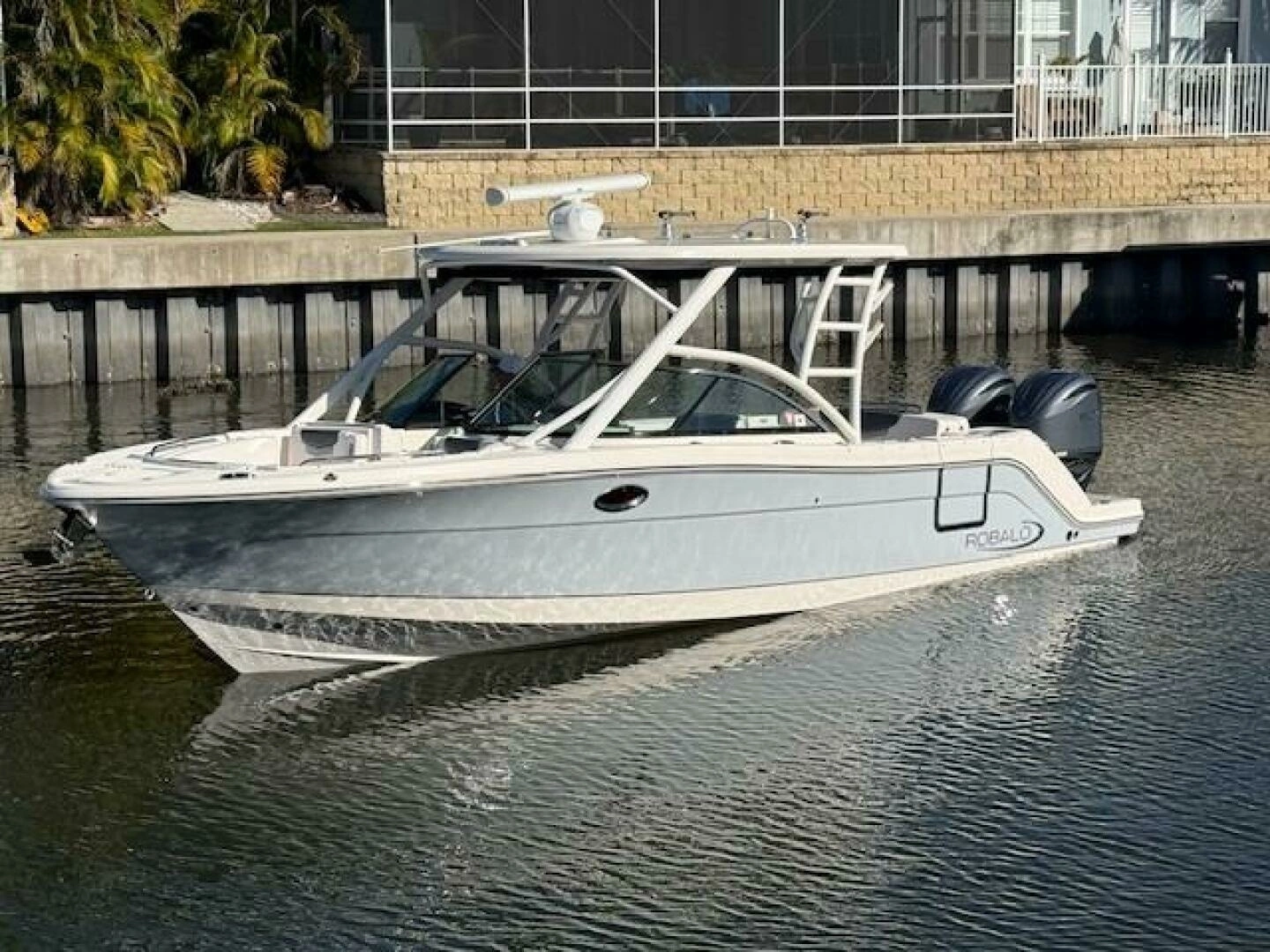 2021 Robalo R317 - Image 23