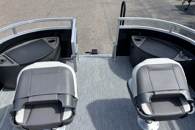 2026 Sun Tracker Fishin' Barge 22 DLX with dual seating and storage compartments.