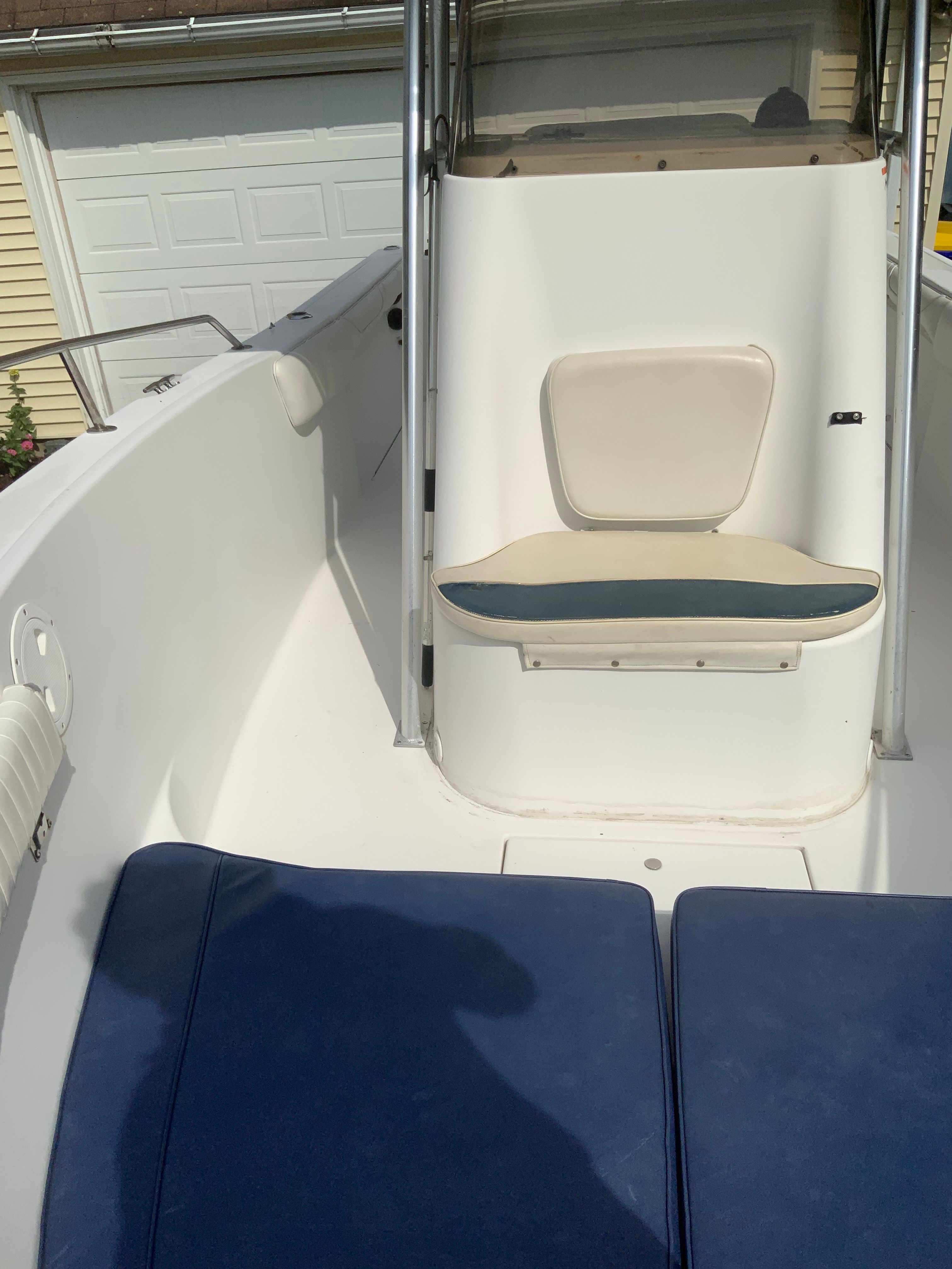 The image shows the cockpit of a 2006 Seaswirl Striper 26 boat with blue cushions.