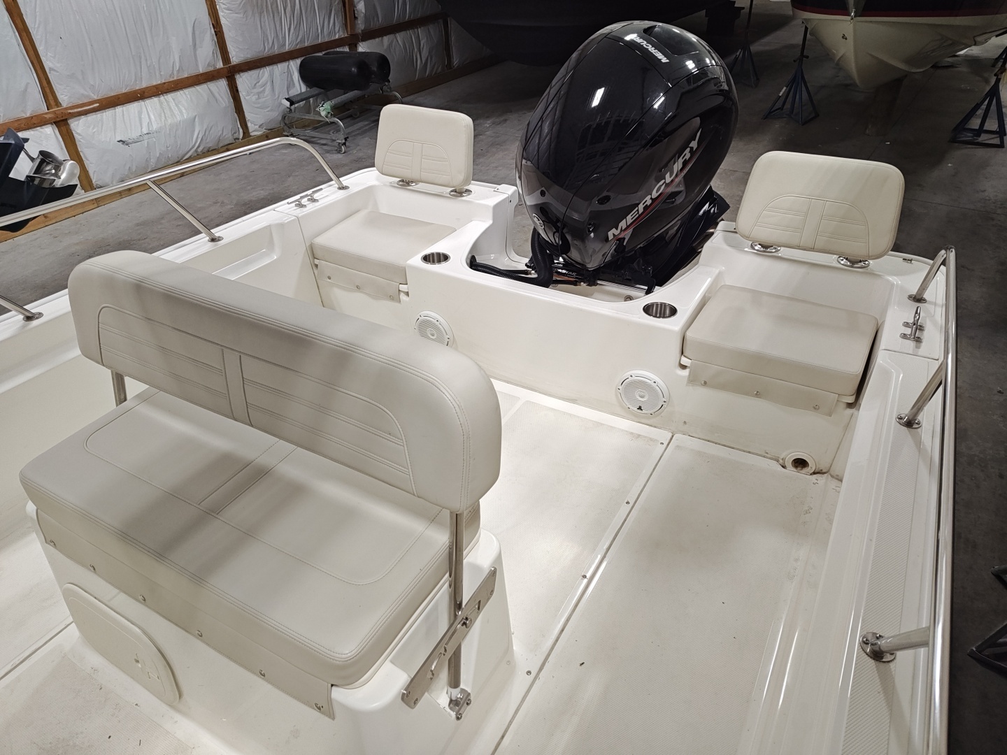 2025 Boston Whaler Montauk - Image 10