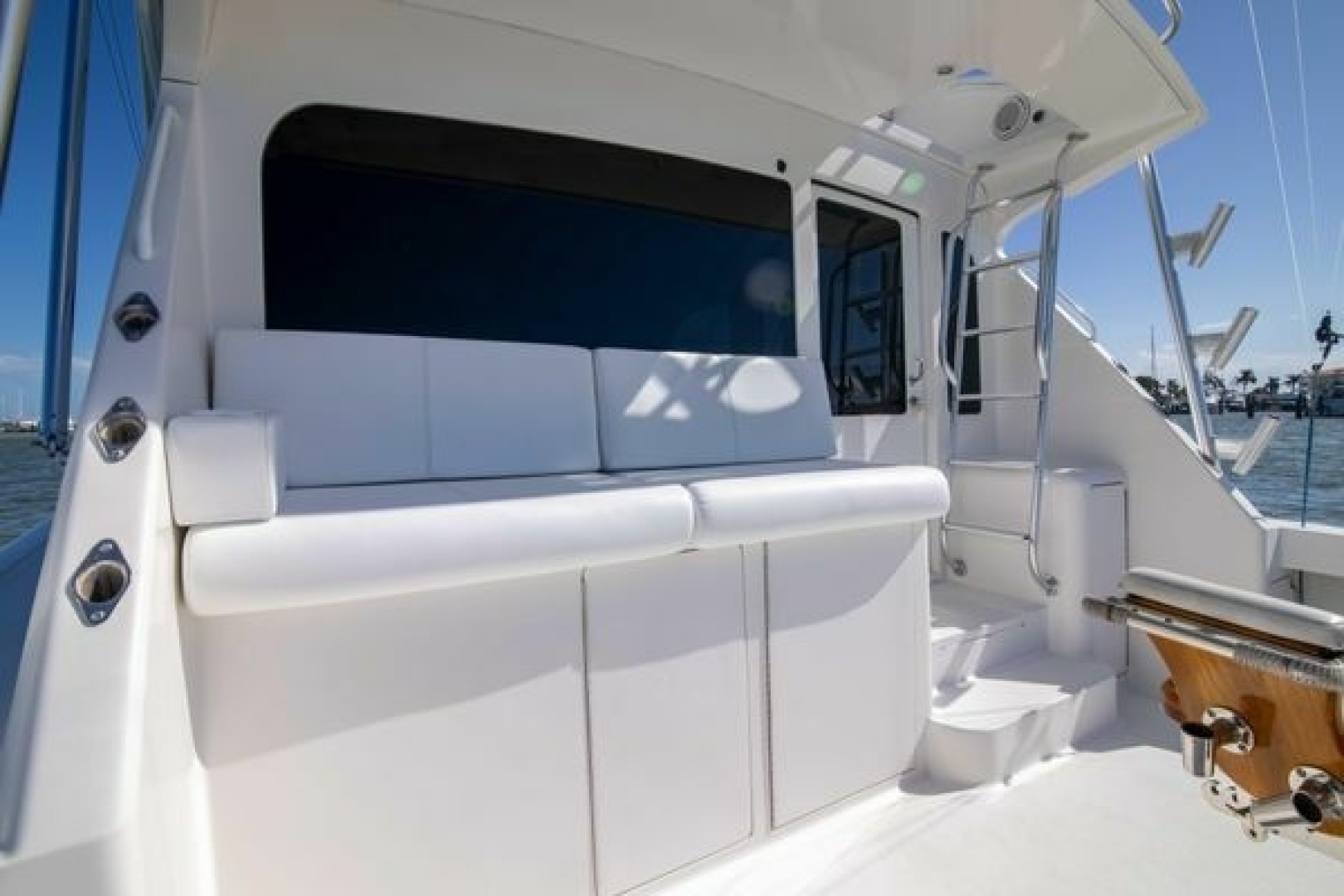 2007 Viking 52 Convertible - Image 4
