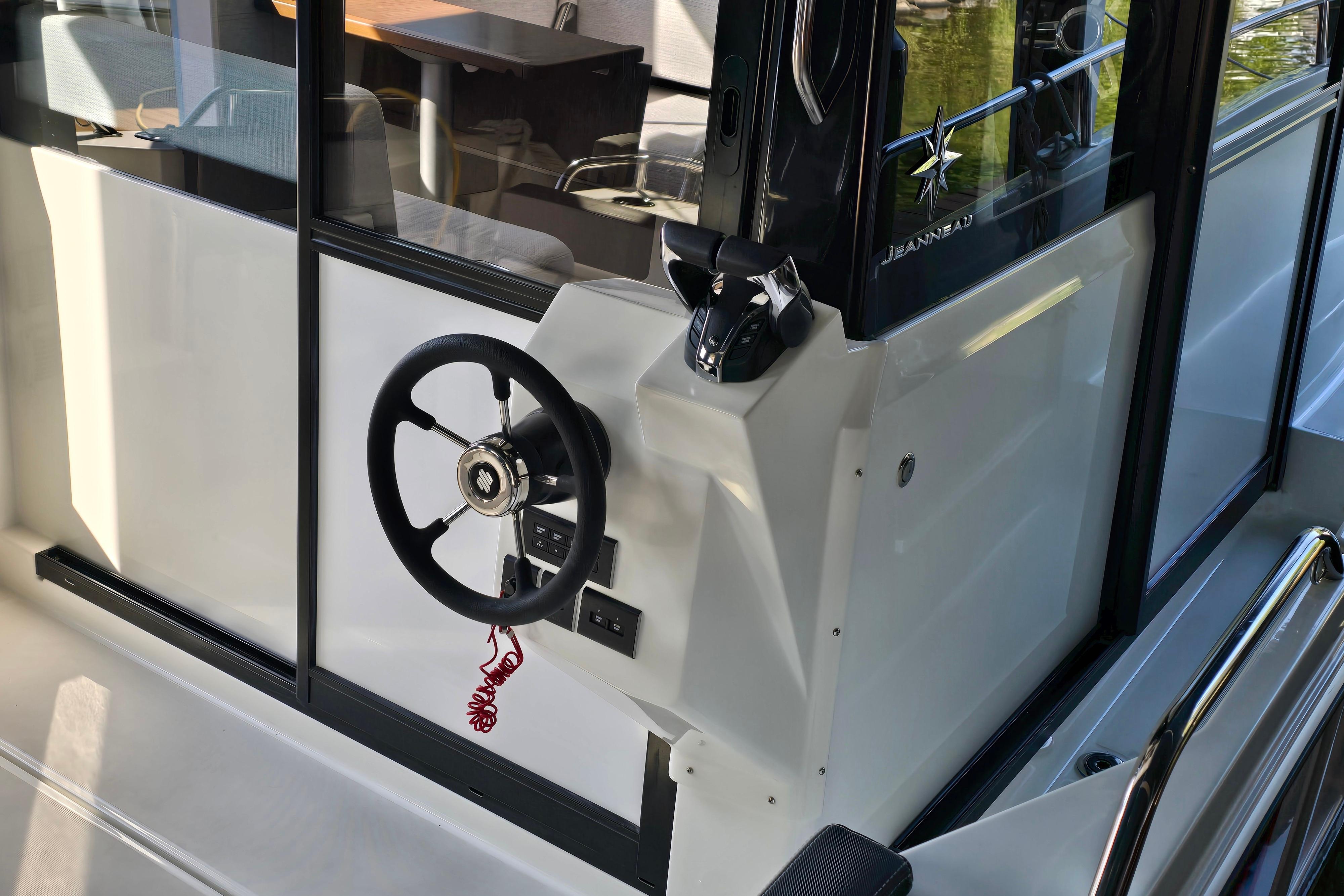 The image shows the helm of a 2023 Jeanneau NC Sport 895 boat.