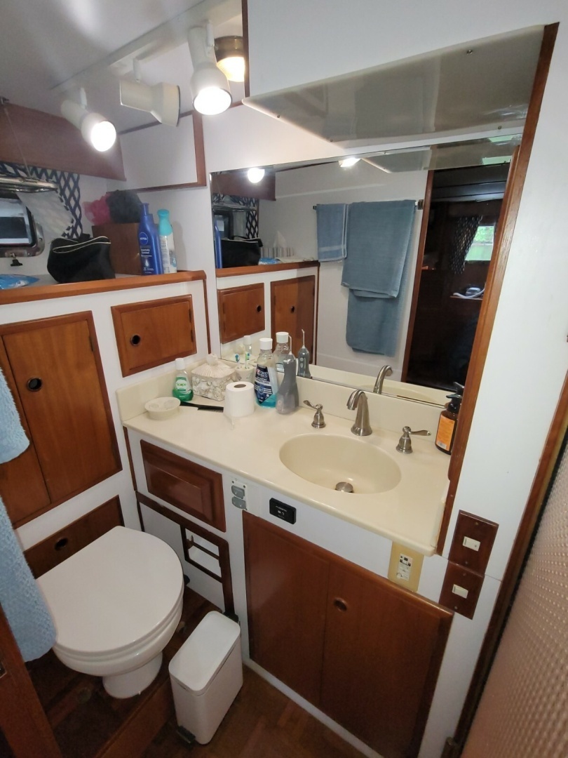 1990 DeFever Offshore Cruiser - Image 17